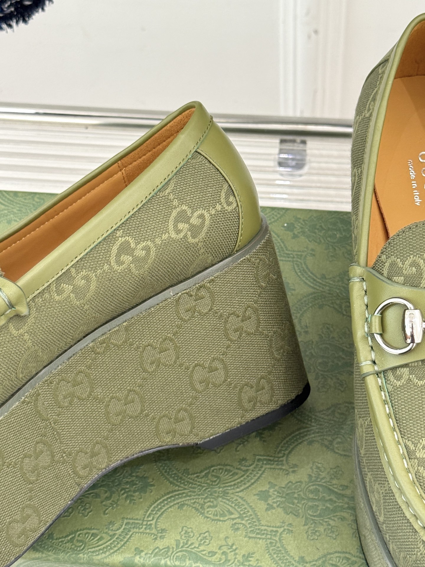 GUCCI/古驰经典马衔扣厚底乐福鞋
厌倦了千篇一律的平底单调?
渴望一双鞋重塑气场 解锁时髦新高度?