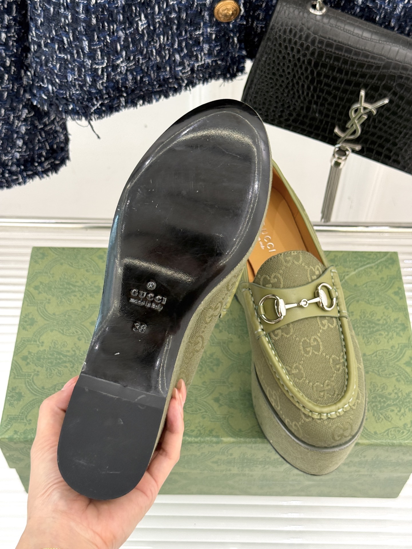 GUCCI/古驰经典马衔扣厚底乐福鞋
厌倦了千篇一律的平底单调?
渴望一双鞋重塑气场 解锁时髦新高度?