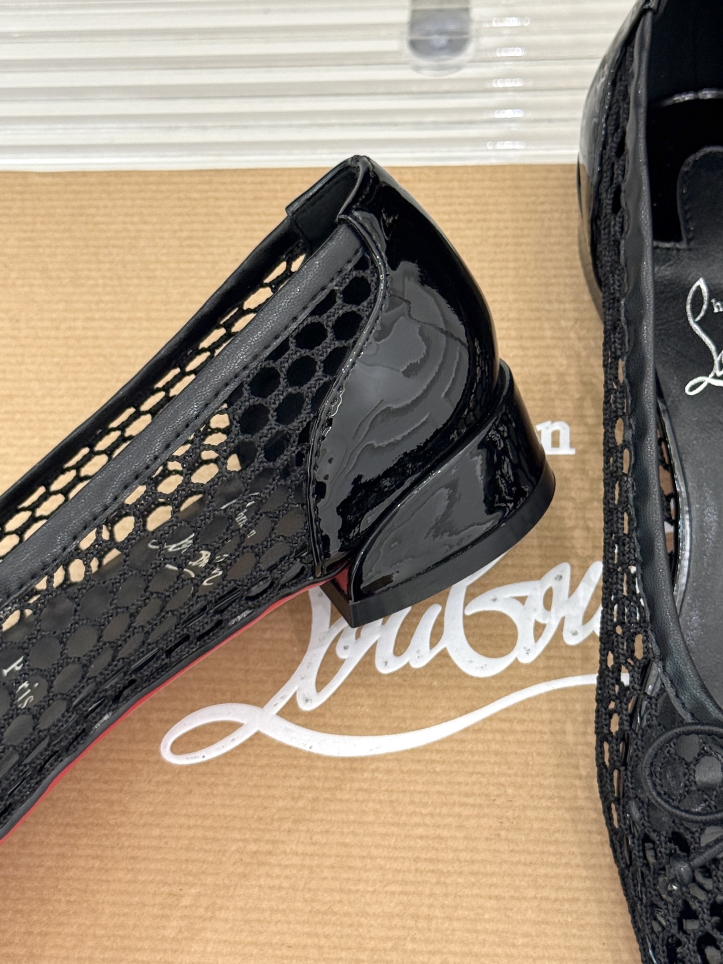 ChristinLouboutin/CL25WF网面
蝴蝶结平底芭蕾舞鞋
邂逅芭蕾舞鞋的优雅蓝本
这双