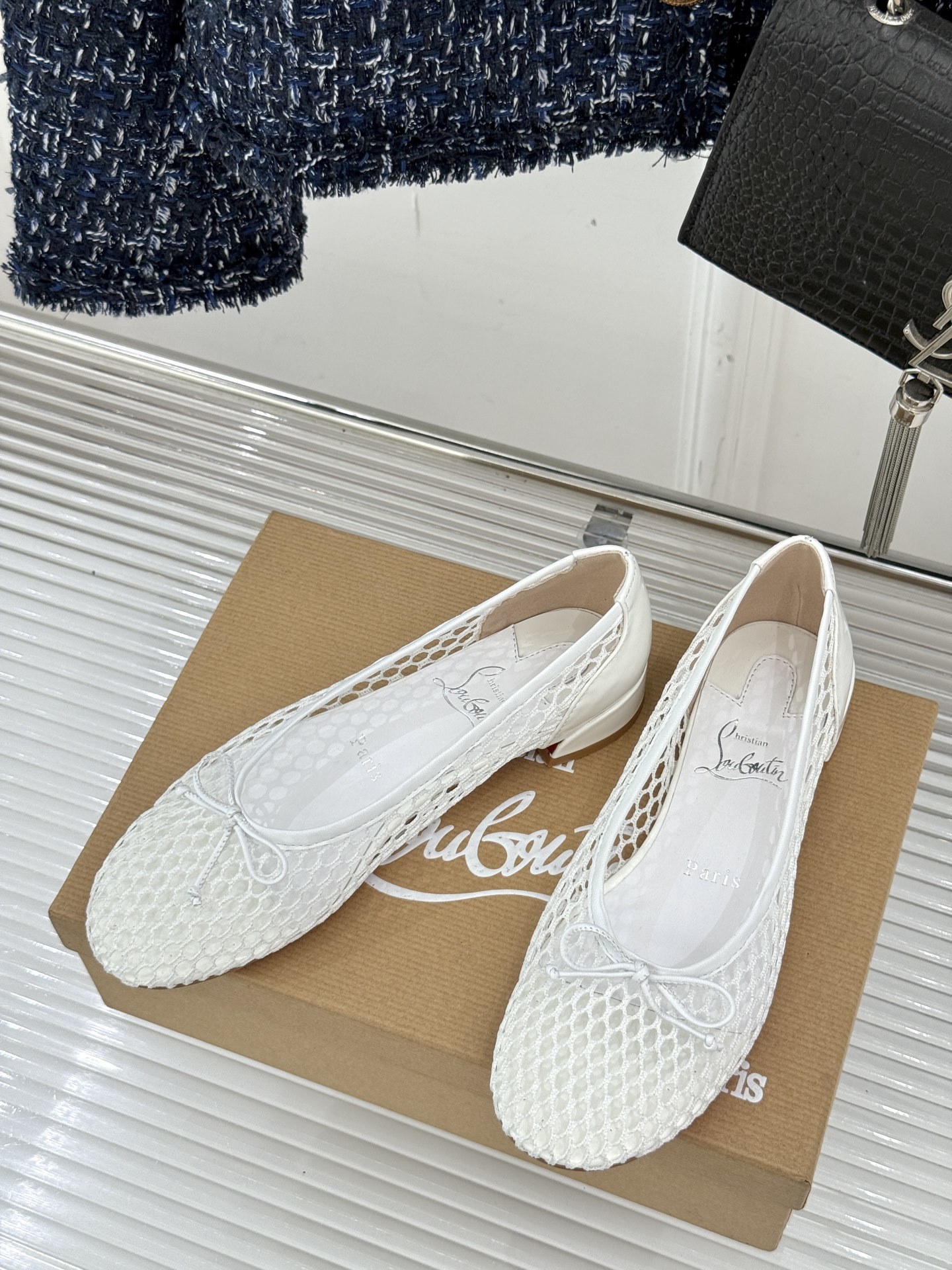 ChristinLouboutin/CL25WF网面
蝴蝶结平底芭蕾舞鞋
邂逅芭蕾舞鞋的优雅蓝本
这双