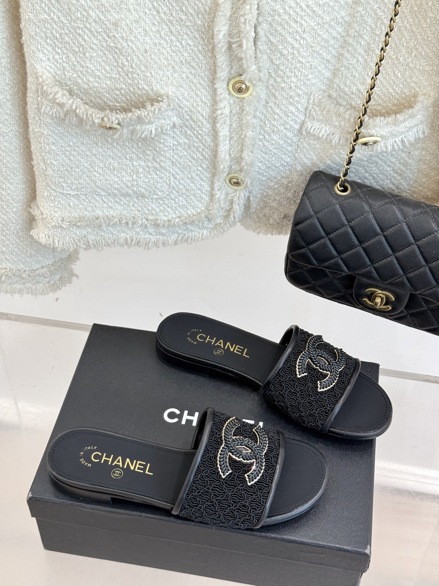 
CHANE*｜小香25。春夏新品
针织大双C拖鞋
以独特的针织鞋面打破常规
经典大双C标志 太精致了
