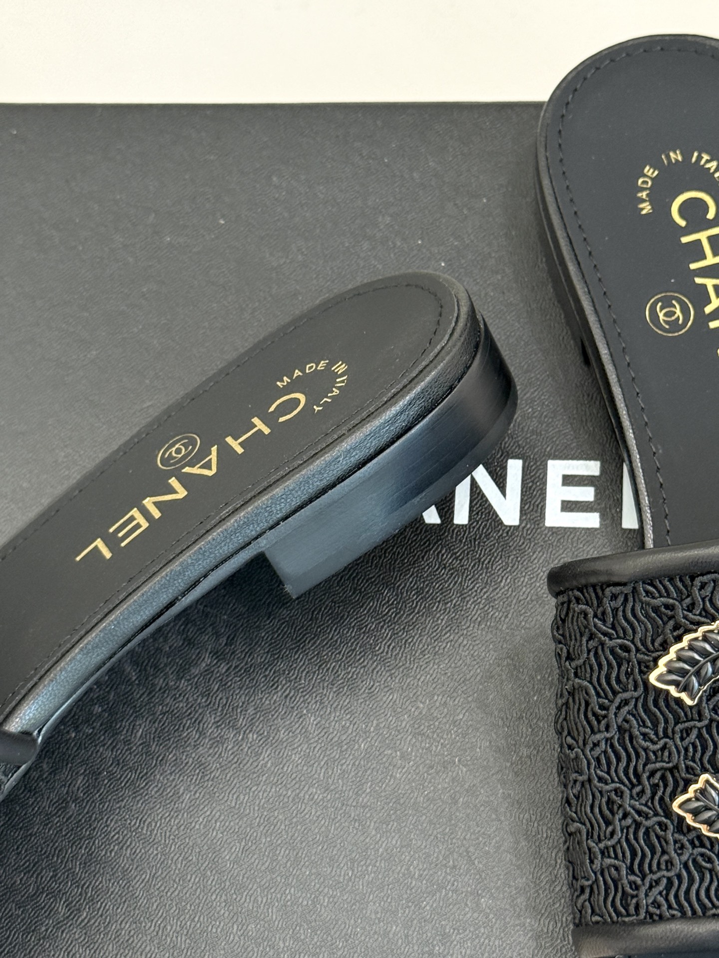 
CHANE*｜小香25。春夏新品
针织大双C拖鞋
以独特的针织鞋面打破常规
经典大双C标志 太精致了
