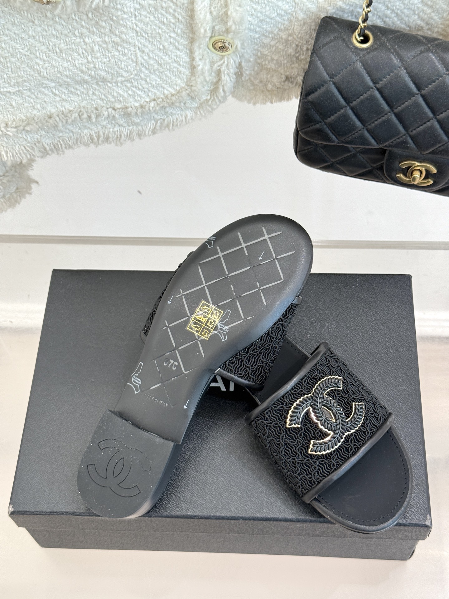 
CHANE*｜小香25。春夏新品
针织大双C拖鞋
以独特的针织鞋面打破常规
经典大双C标志 太精致了
