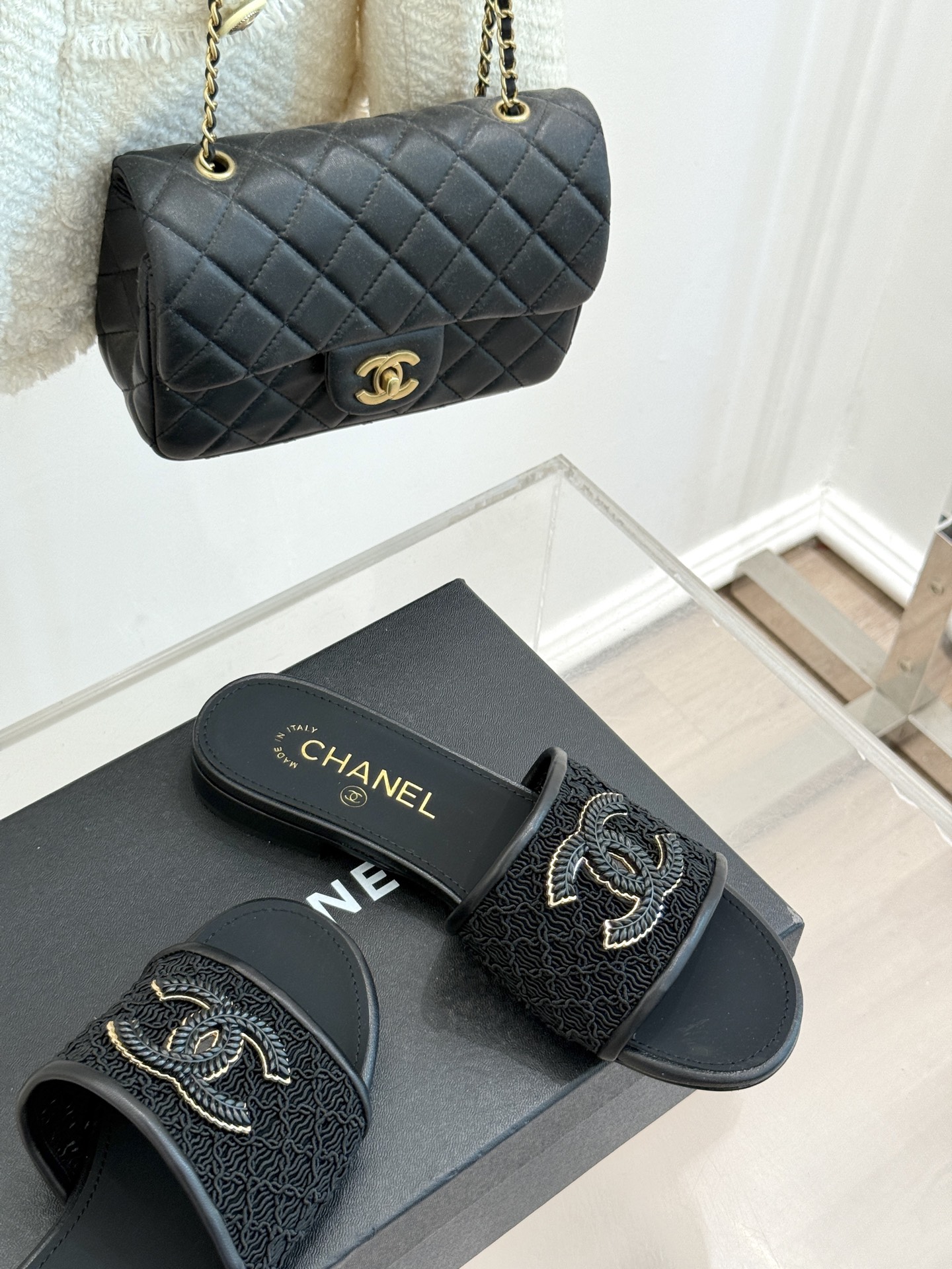 
CHANE*｜小香25。春夏新品
针织大双C拖鞋
以独特的针织鞋面打破常规
经典大双C标志 太精致了
