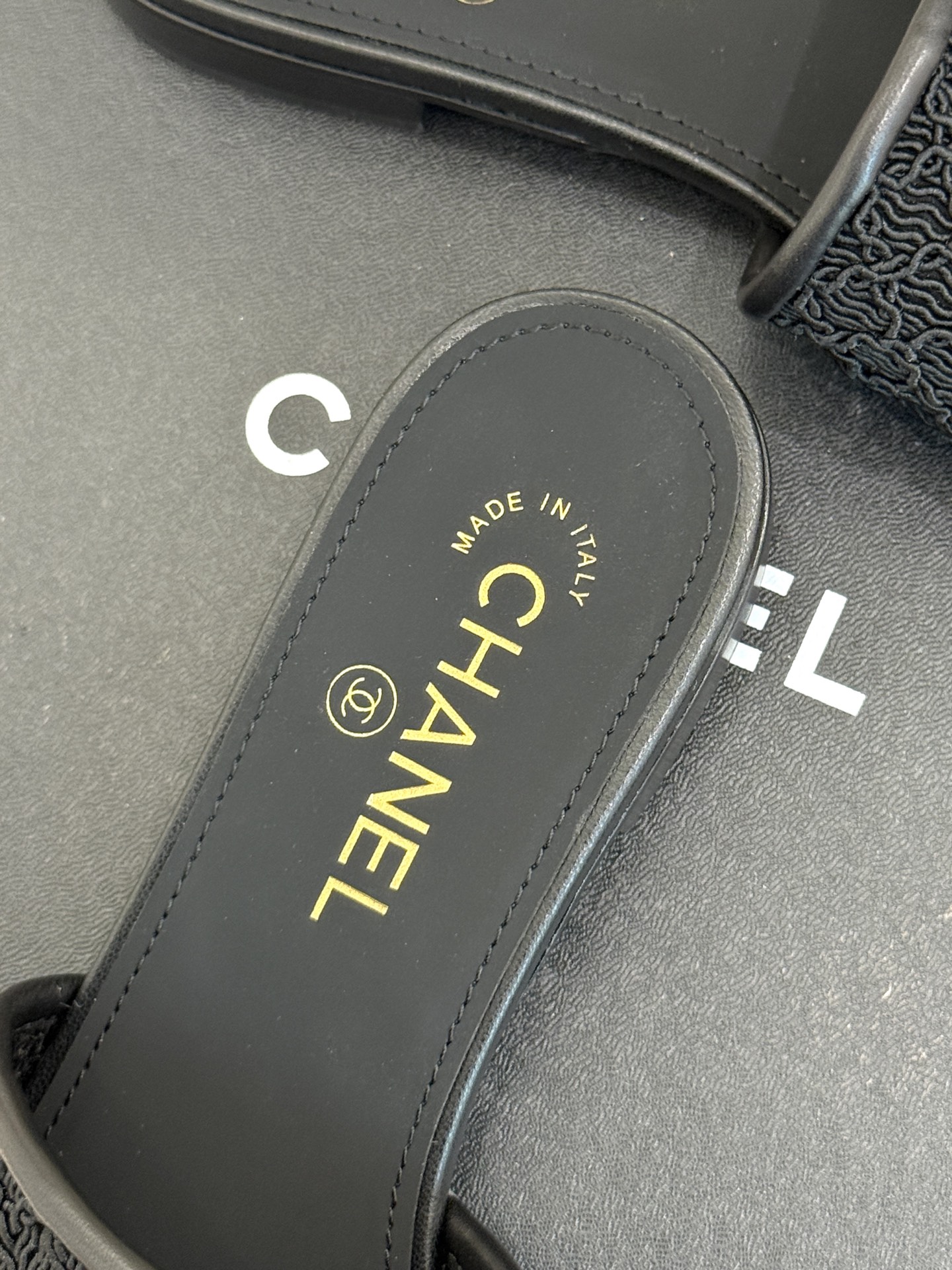 
CHANE*｜小香25。春夏新品
针织大双C拖鞋
以独特的针织鞋面打破常规
经典大双C标志 太精致了
