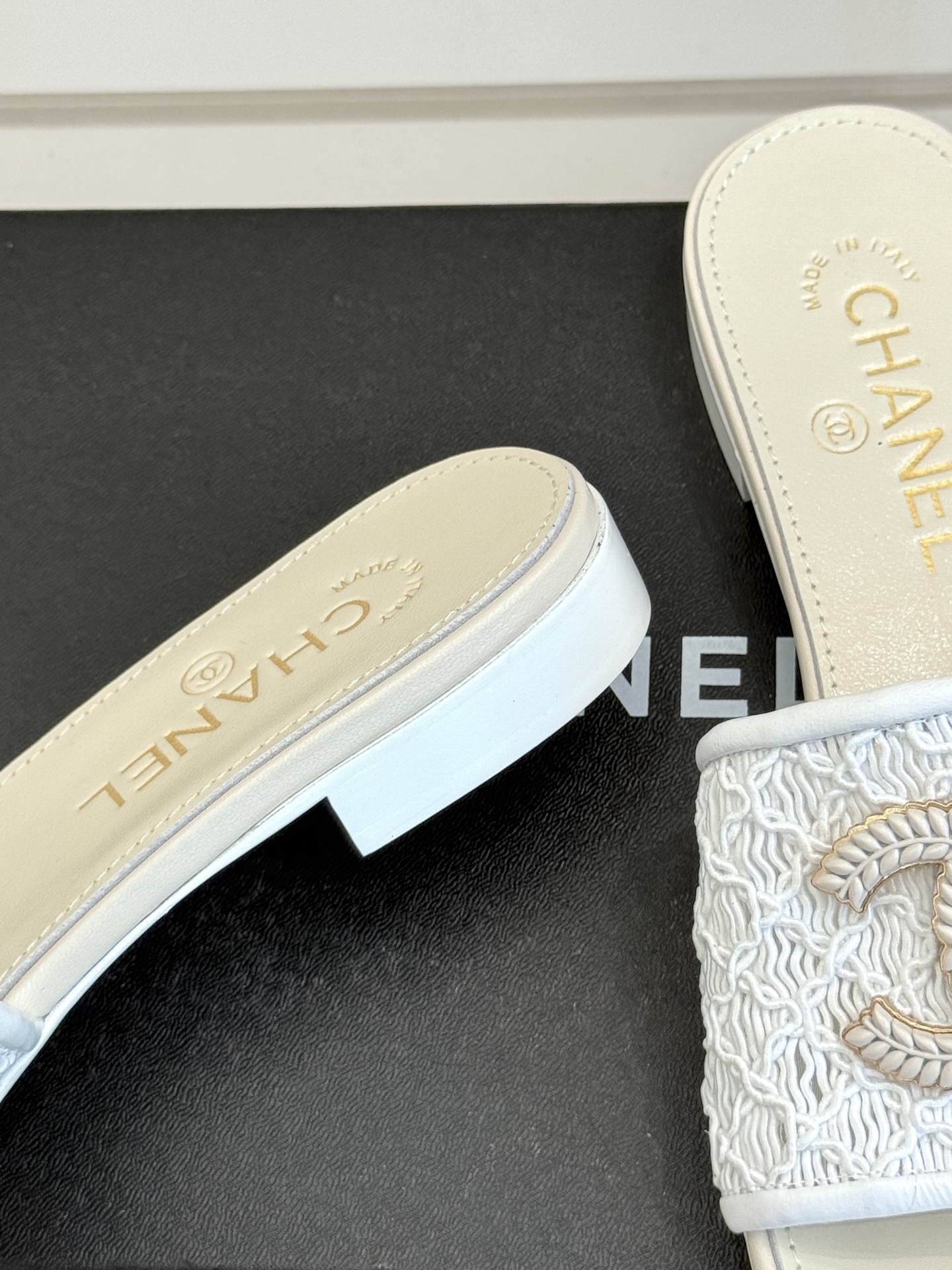 
CHANE*｜小香25。春夏新品
针织大双C拖鞋
以独特的针织鞋面打破常规
经典大双C标志 太精致了

