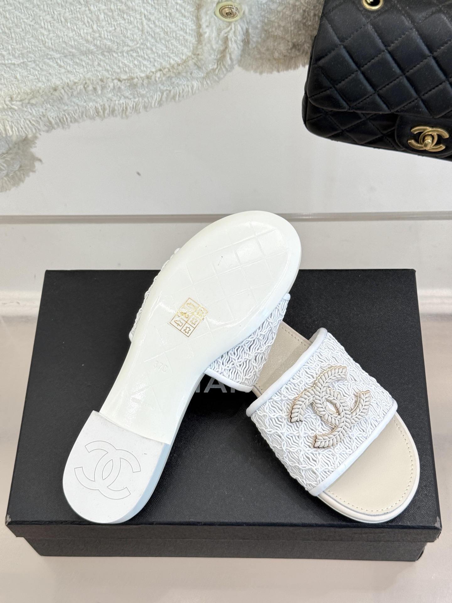 
CHANE*｜小香25。春夏新品
针织大双C拖鞋
以独特的针织鞋面打破常规
经典大双C标志 太精致了
