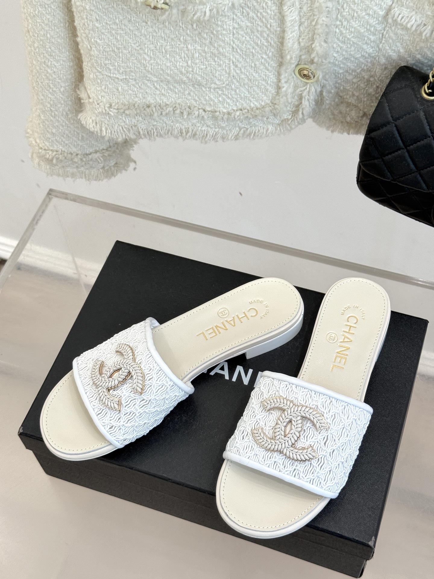 
CHANE*｜小香25。春夏新品
针织大双C拖鞋
以独特的针织鞋面打破常规
经典大双C标志 太精致了

