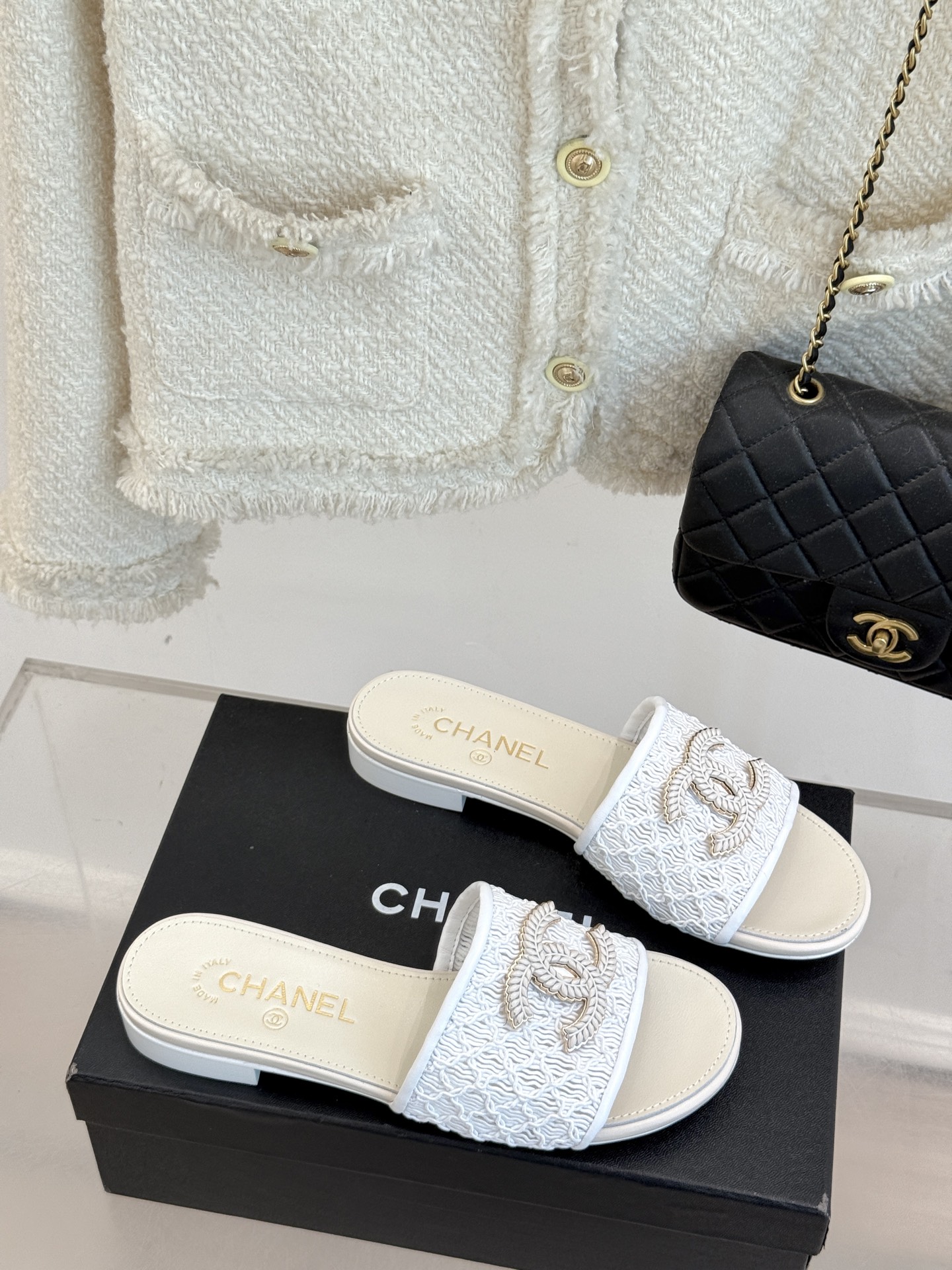 
CHANE*｜小香25。春夏新品
针织大双C拖鞋
以独特的针织鞋面打破常规
经典大双C标志 太精致了

