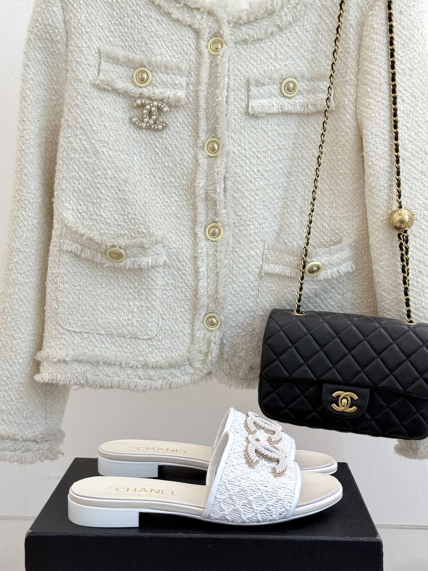 
CHANE*｜小香25。春夏新品
针织大双C拖鞋
以独特的针织鞋面打破常规
经典大双C标志 太精致了

