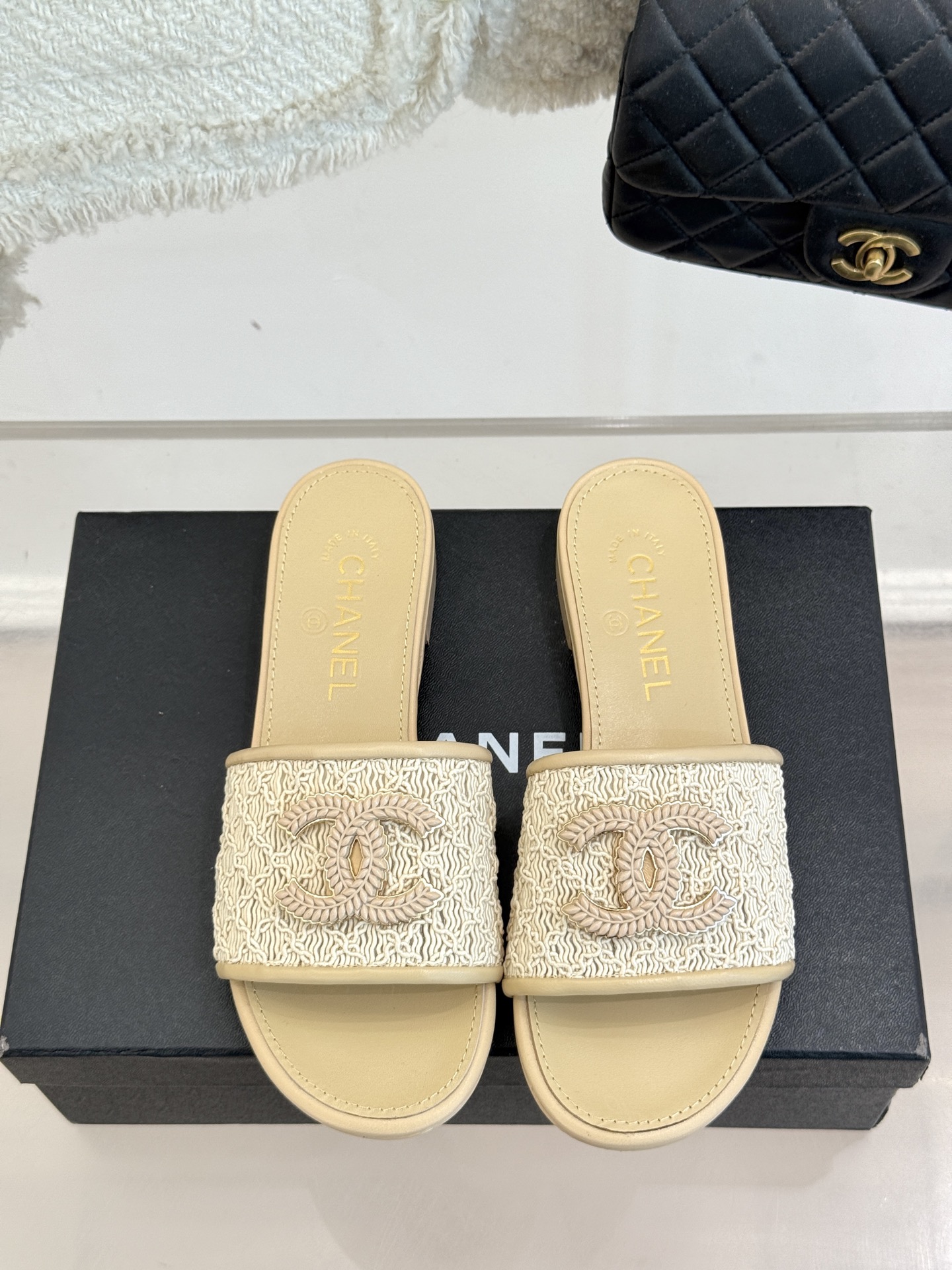 
CHANE*｜小香25。春夏新品
针织大双C拖鞋
以独特的针织鞋面打破常规
经典大双C标志 太精致了
