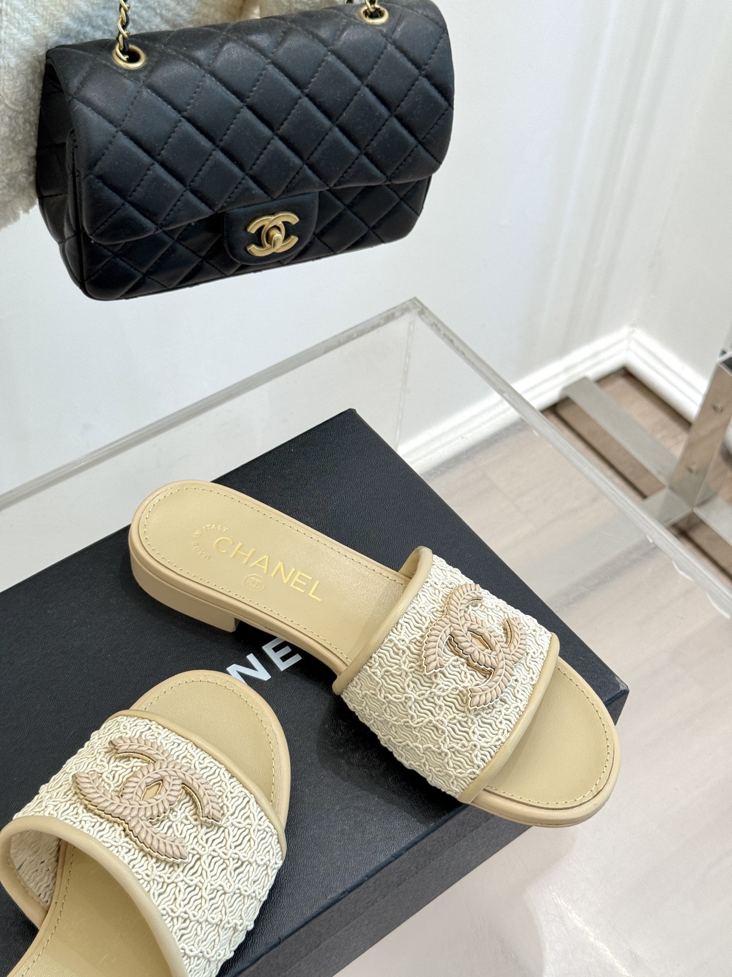
CHANE*｜小香25。春夏新品
针织大双C拖鞋
以独特的针织鞋面打破常规
经典大双C标志 太精致了
