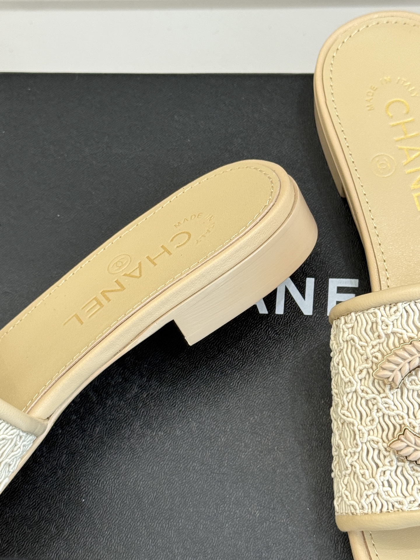 
CHANE*｜小香25。春夏新品
针织大双C拖鞋
以独特的针织鞋面打破常规
经典大双C标志 太精致了
