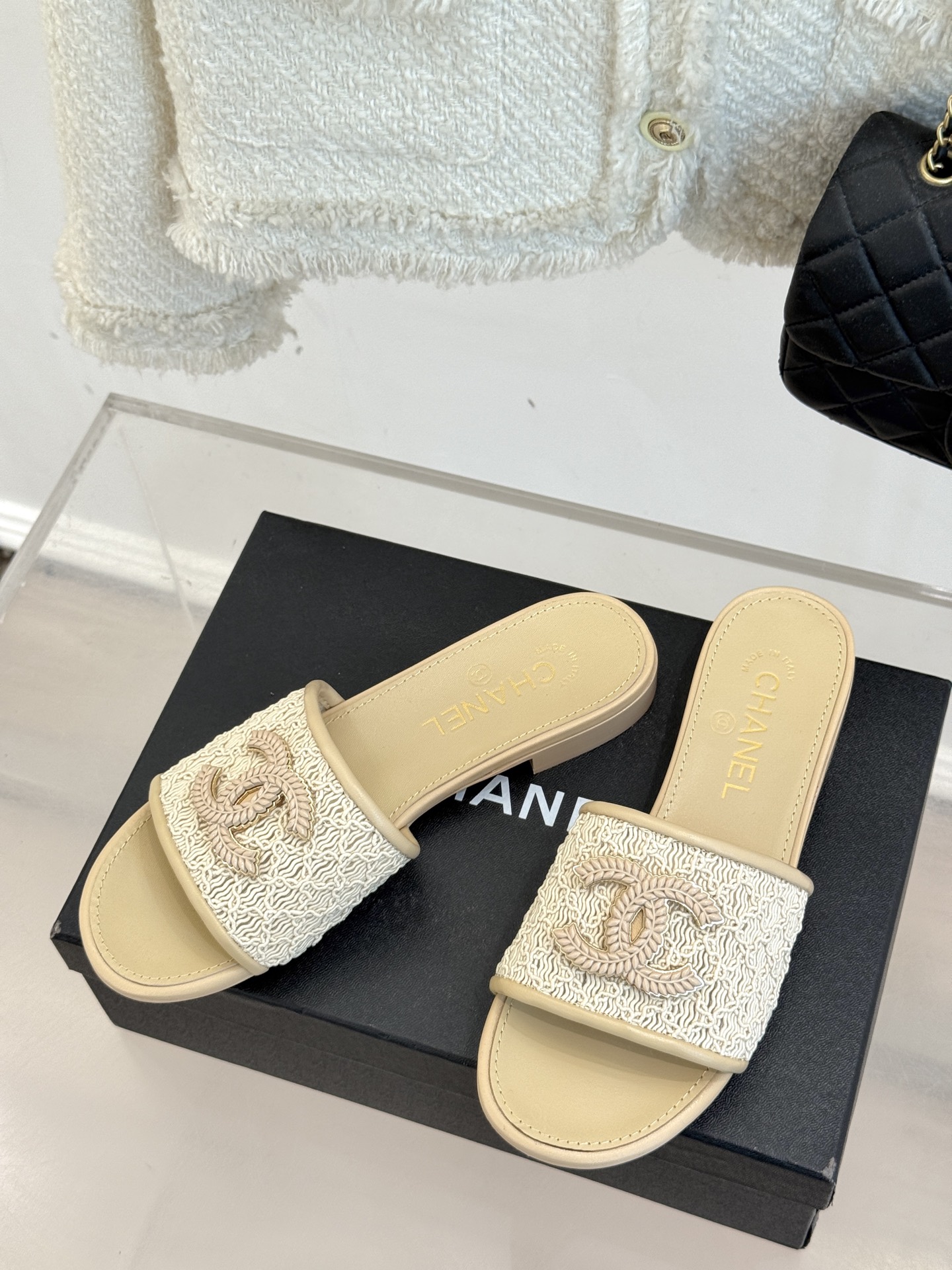 
CHANE*｜小香25。春夏新品
针织大双C拖鞋
以独特的针织鞋面打破常规
经典大双C标志 太精致了
