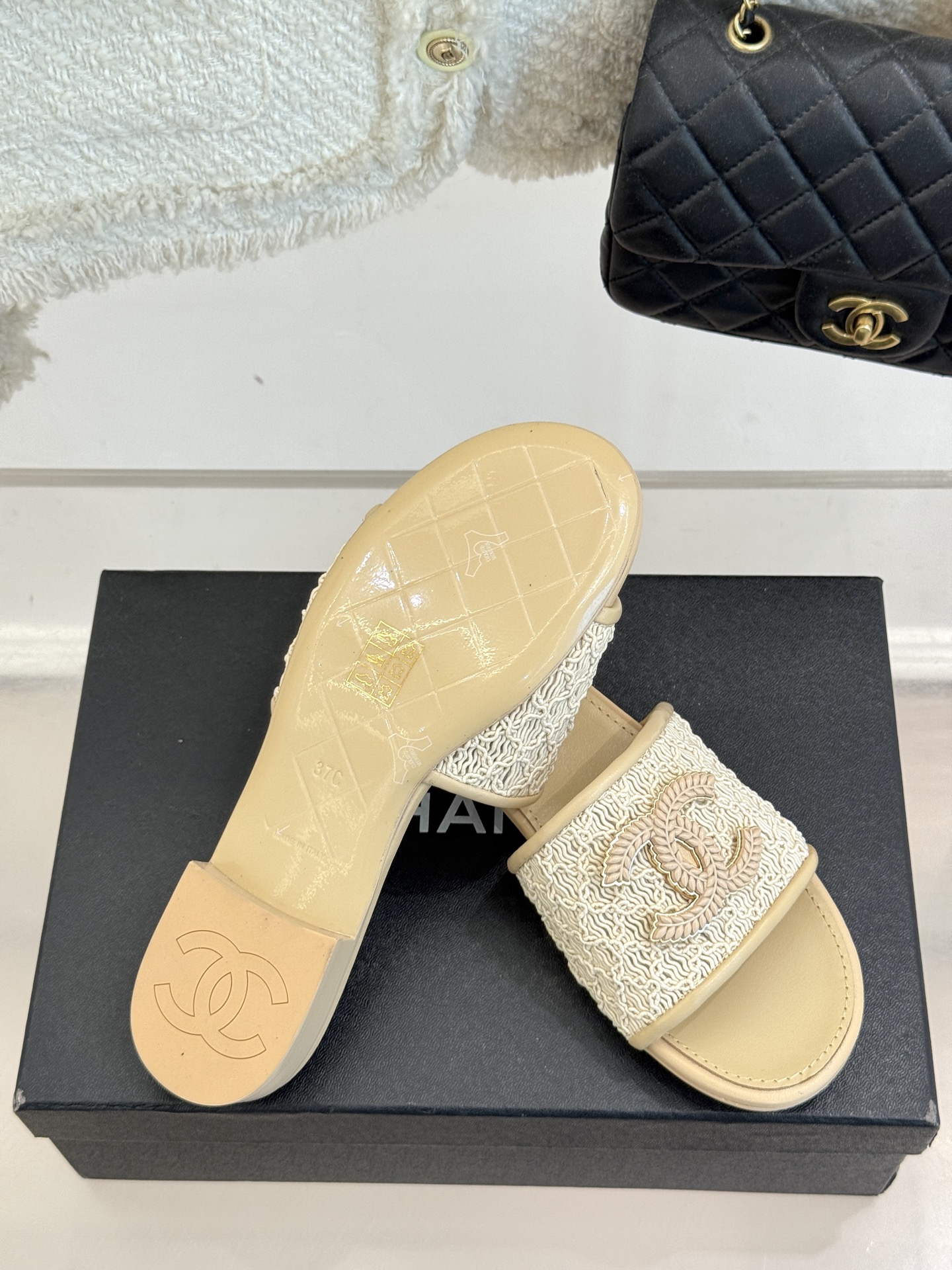 
CHANE*｜小香25。春夏新品
针织大双C拖鞋
以独特的针织鞋面打破常规
经典大双C标志 太精致了
