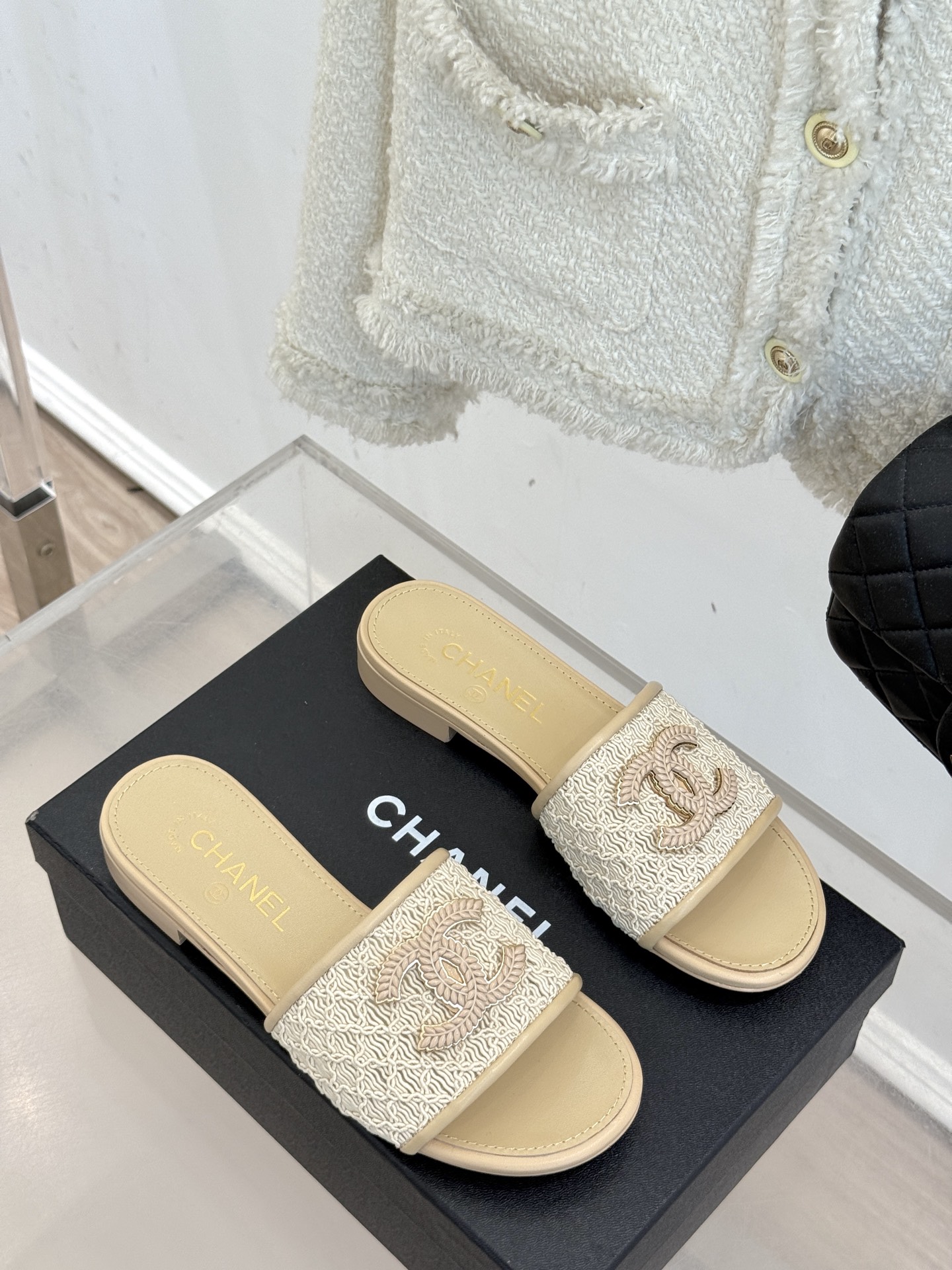 
CHANE*｜小香25。春夏新品
针织大双C拖鞋
以独特的针织鞋面打破常规
经典大双C标志 太精致了
