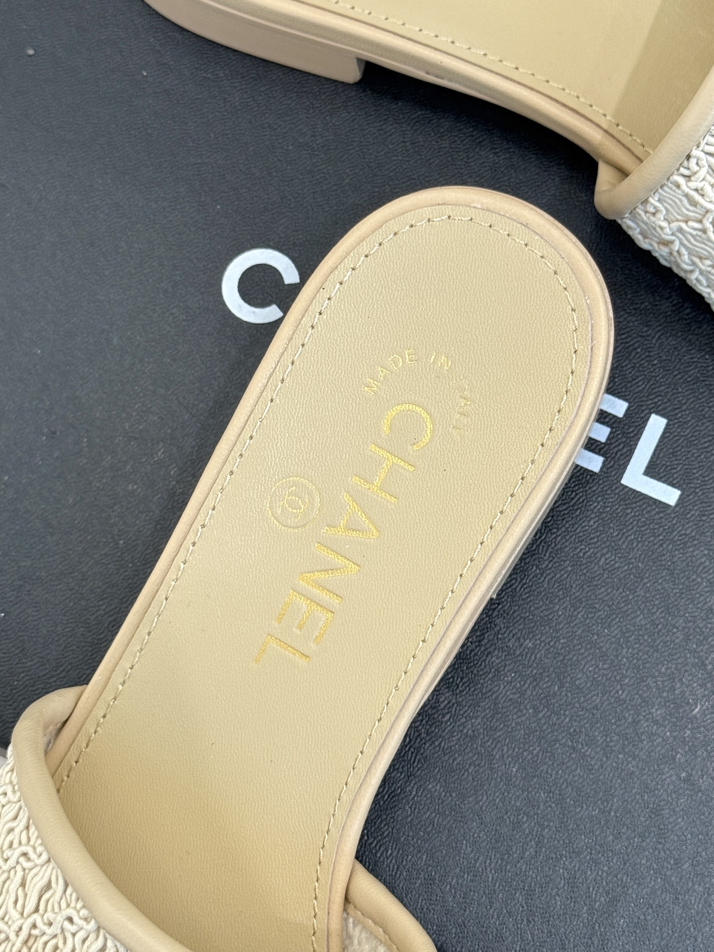 
CHANE*｜小香25。春夏新品
针织大双C拖鞋
以独特的针织鞋面打破常规
经典大双C标志 太精致了
