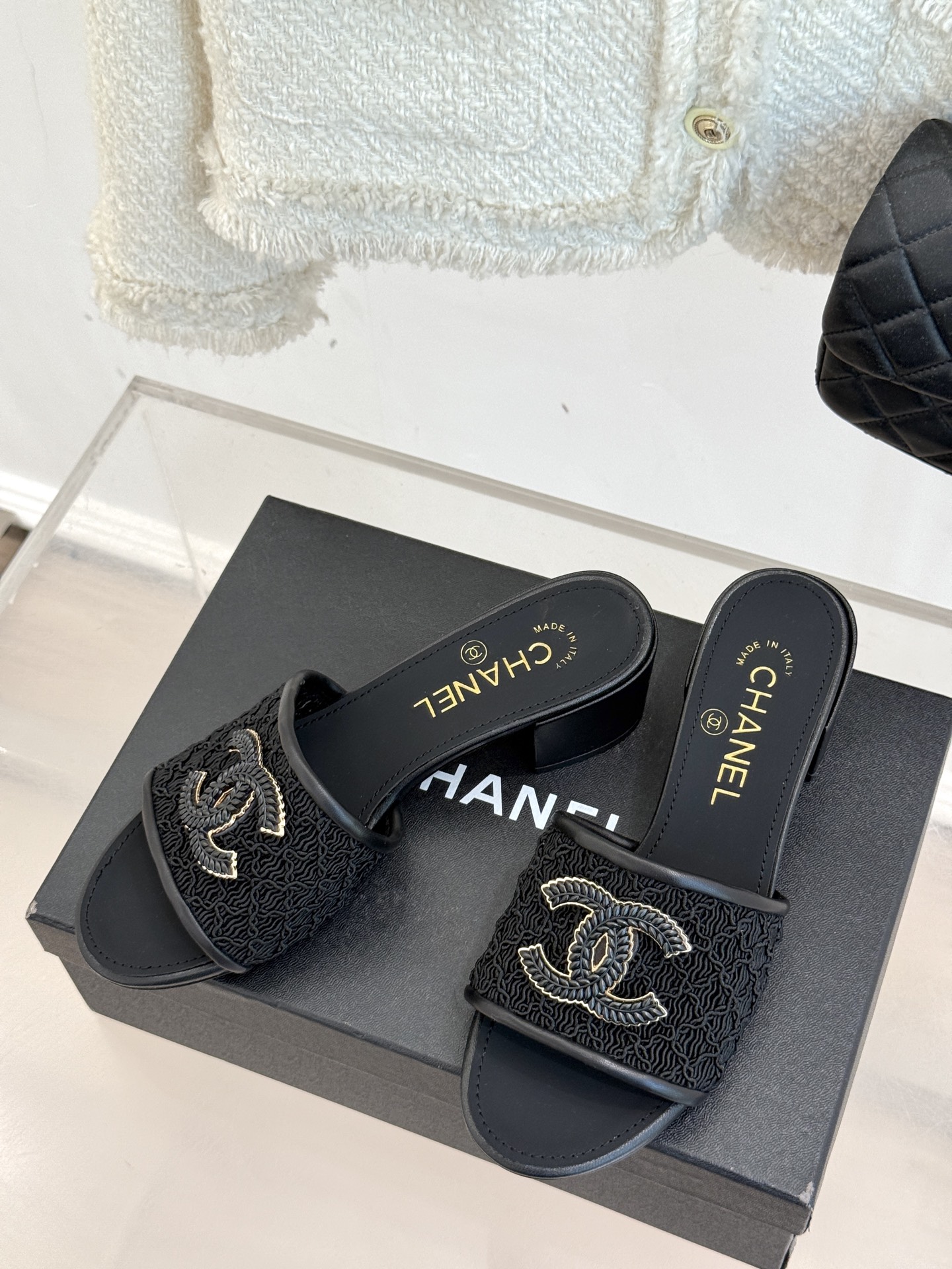 
CHANE*｜小香25。春夏新品
针织大双C拖鞋
以独特的针织鞋面打破常规
经典大双C标志 太精致了
