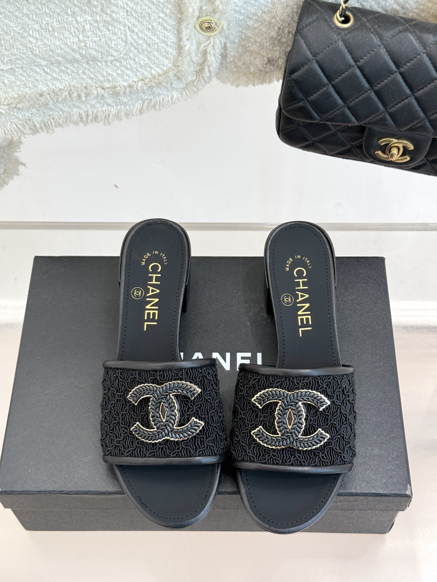 
CHANE*｜小香25。春夏新品
针织大双C拖鞋
以独特的针织鞋面打破常规
经典大双C标志 太精致了
