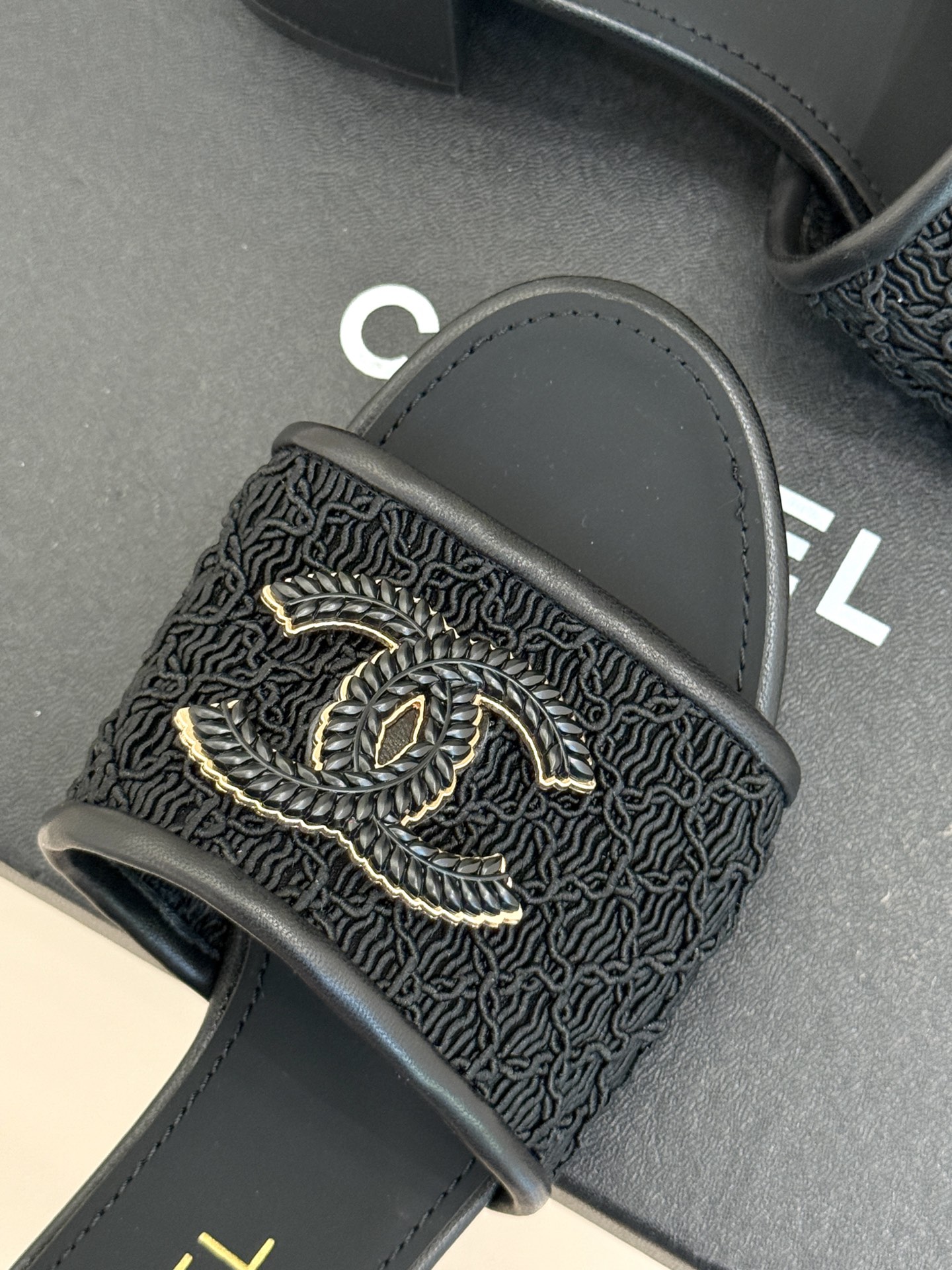 
CHANE*｜小香25。春夏新品
针织大双C拖鞋
以独特的针织鞋面打破常规
经典大双C标志 太精致了
