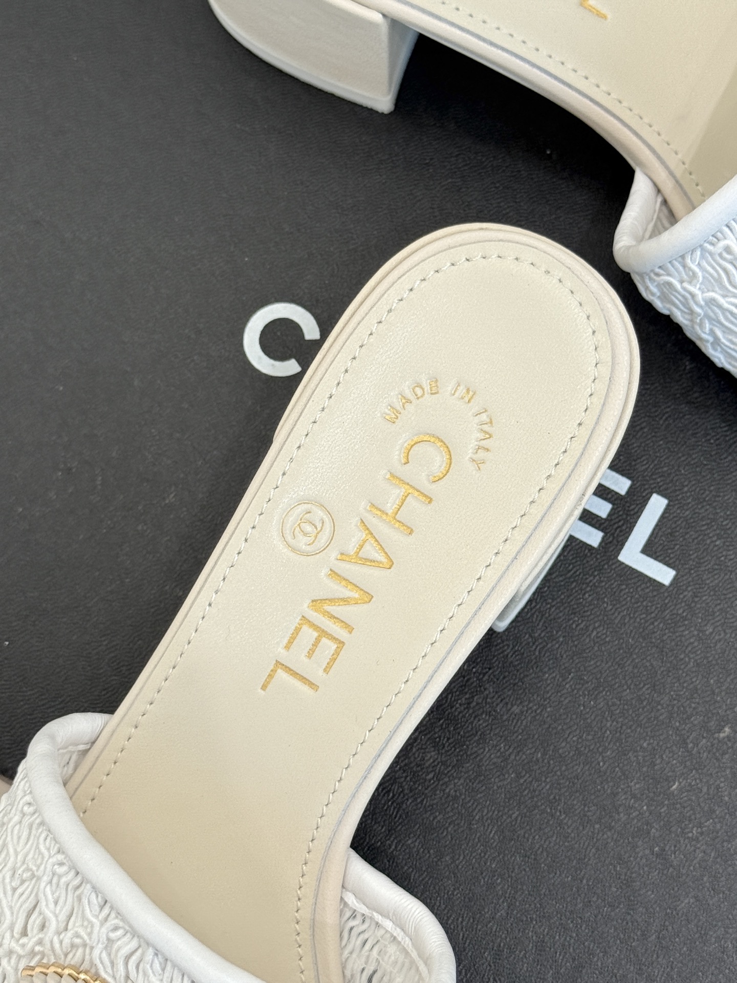 
CHANE*｜小香25。春夏新品
针织大双C拖鞋
以独特的针织鞋面打破常规
经典大双C标志 太精致了
