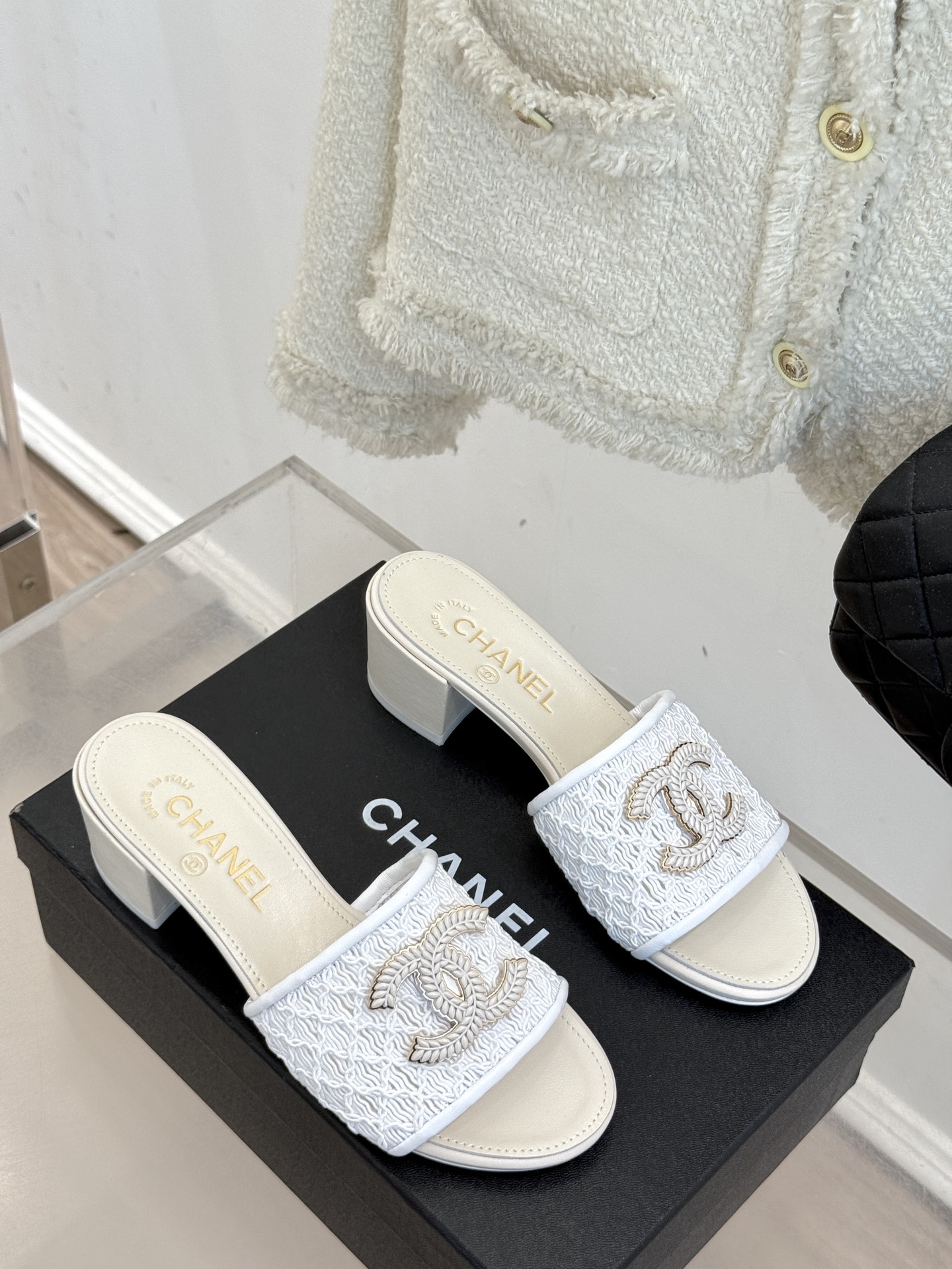 
CHANE*｜小香25。春夏新品
针织大双C拖鞋
以独特的针织鞋面打破常规
经典大双C标志 太精致了
