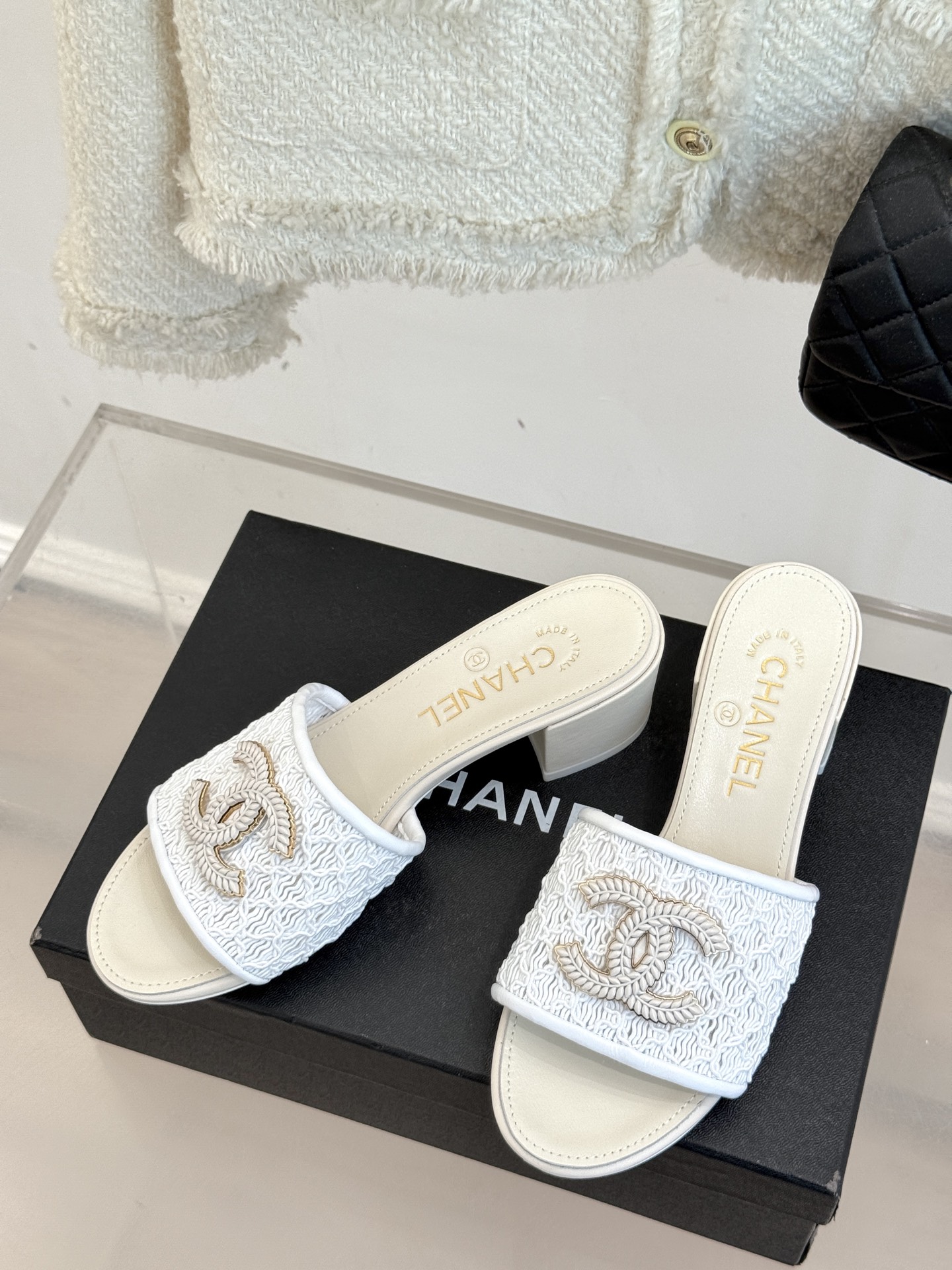 
CHANE*｜小香25。春夏新品
针织大双C拖鞋
以独特的针织鞋面打破常规
经典大双C标志 太精致了
