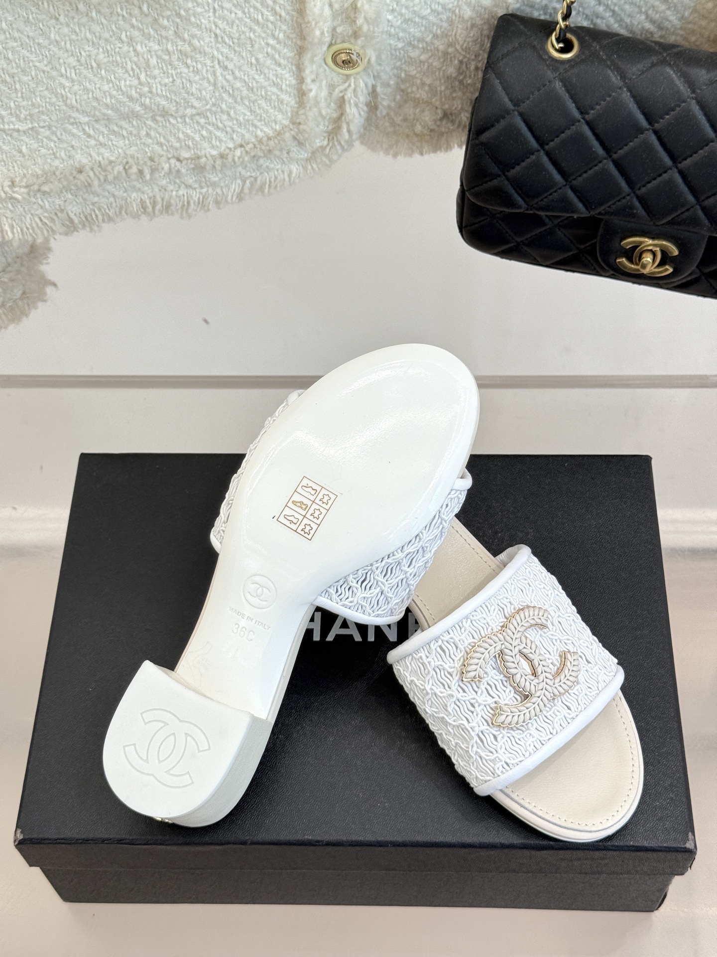 
CHANE*｜小香25。春夏新品
针织大双C拖鞋
以独特的针织鞋面打破常规
经典大双C标志 太精致了

