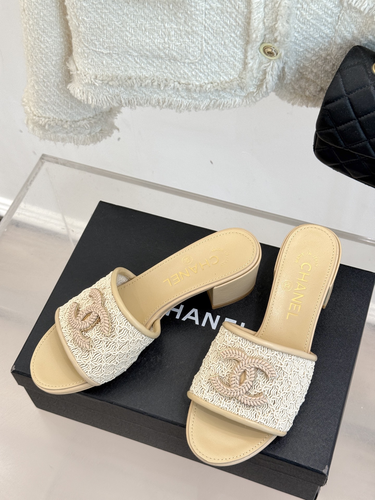 
CHANE*｜小香25。春夏新品
针织大双C拖鞋
以独特的针织鞋面打破常规
经典大双C标志 太精致了
