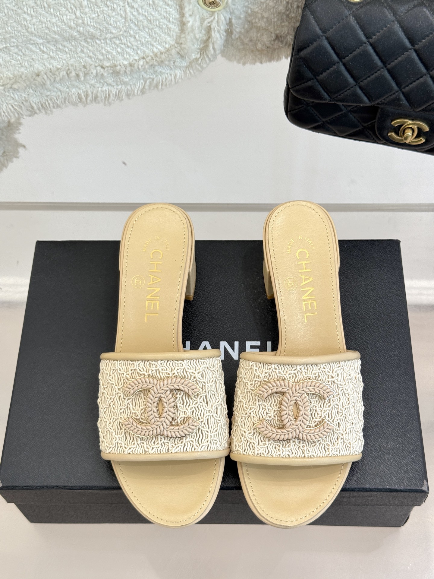 
CHANE*｜小香25。春夏新品
针织大双C拖鞋
以独特的针织鞋面打破常规
经典大双C标志 太精致了
