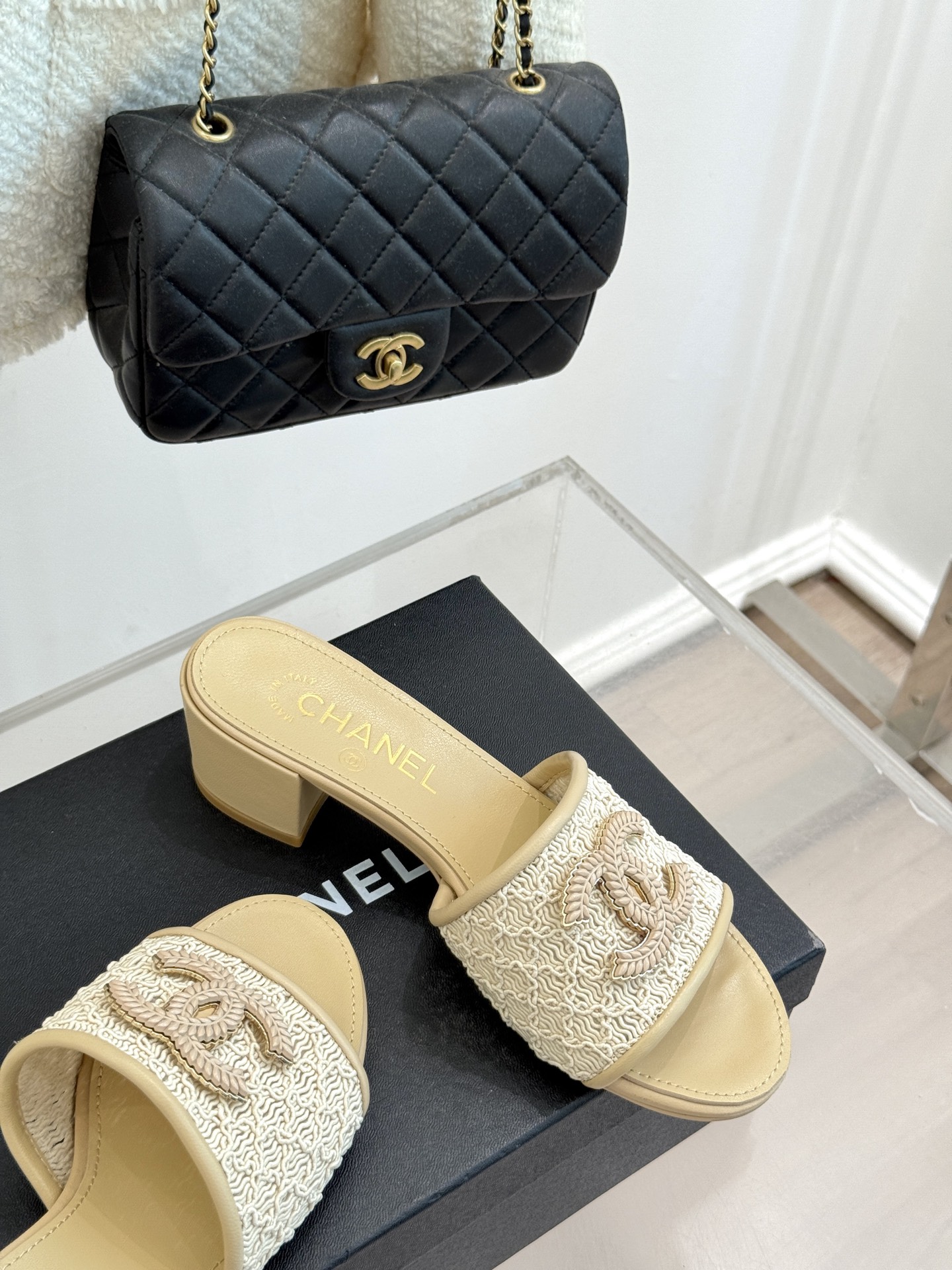 
CHANE*｜小香25。春夏新品
针织大双C拖鞋
以独特的针织鞋面打破常规
经典大双C标志 太精致了
