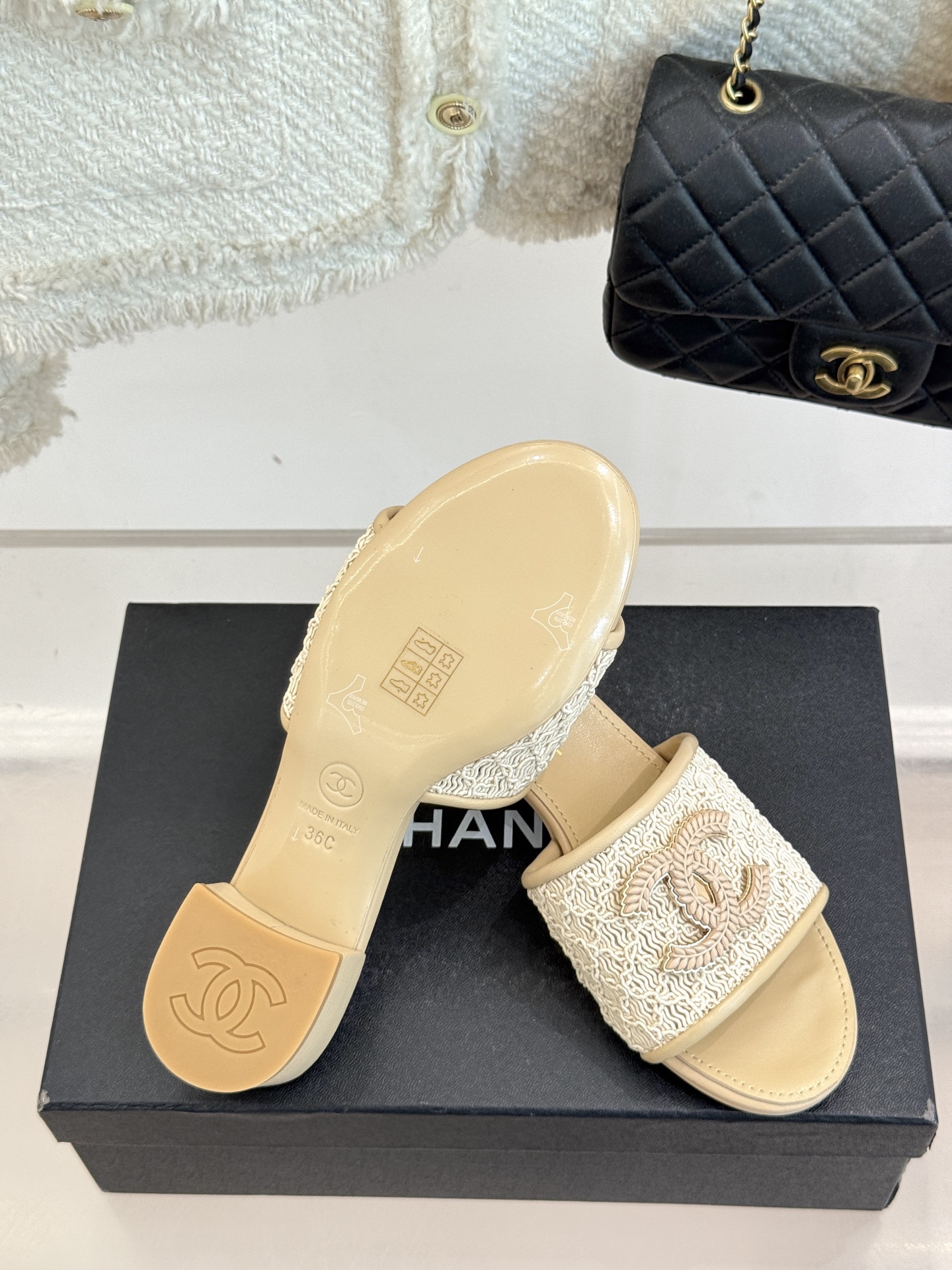 
CHANE*｜小香25。春夏新品
针织大双C拖鞋
以独特的针织鞋面打破常规
经典大双C标志 太精致了
