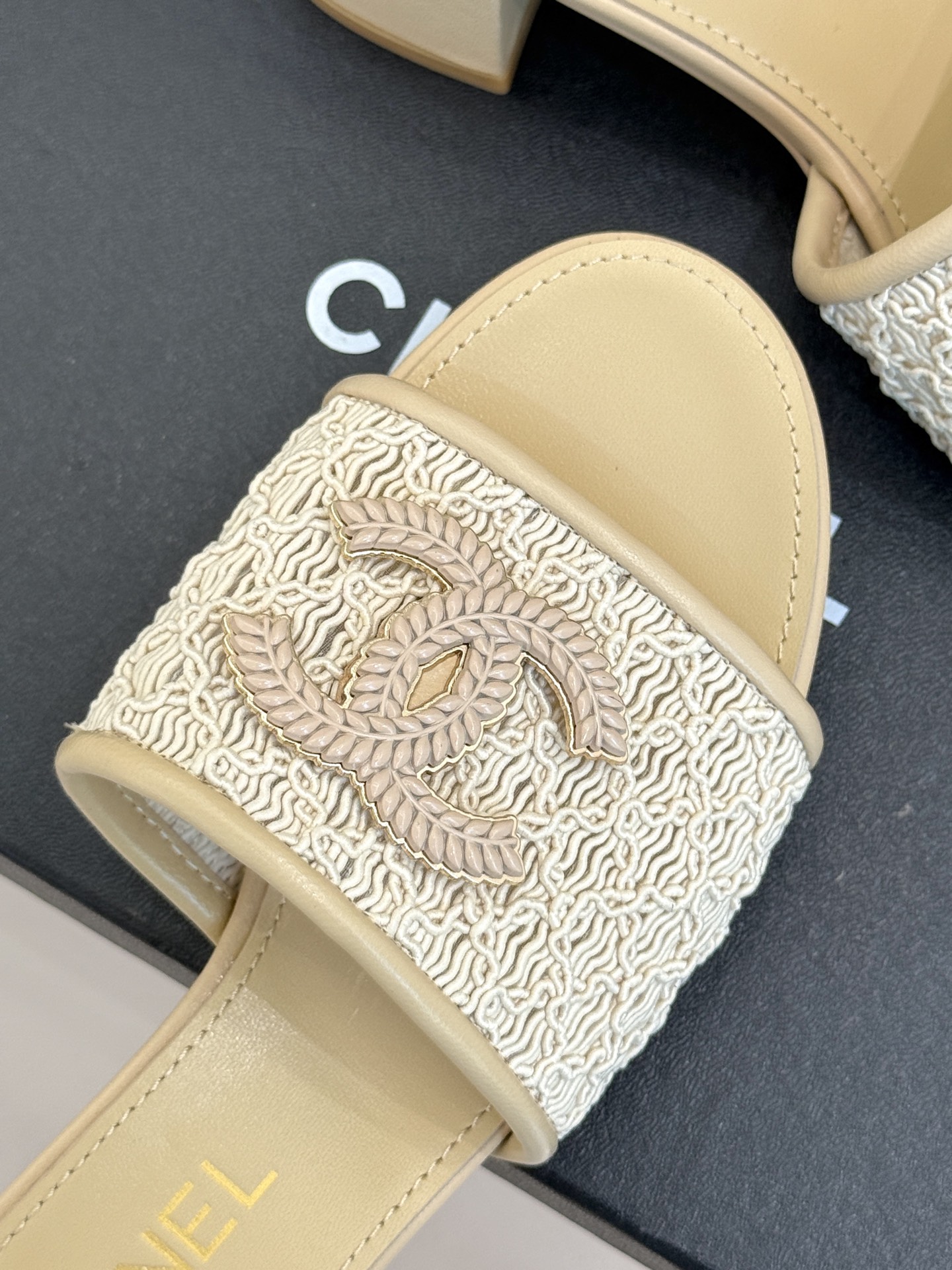 
CHANE*｜小香25。春夏新品
针织大双C拖鞋
以独特的针织鞋面打破常规
经典大双C标志 太精致了
