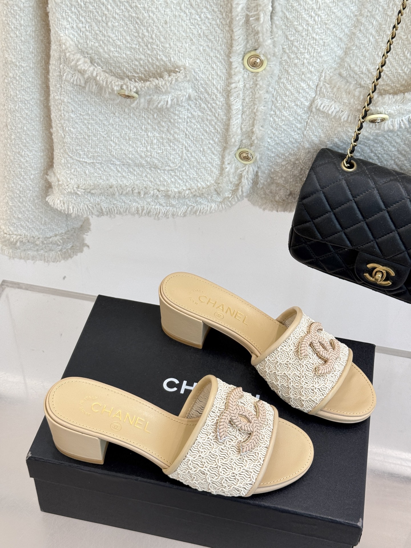
CHANE*｜小香25。春夏新品
针织大双C拖鞋
以独特的针织鞋面打破常规
经典大双C标志 太精致了
