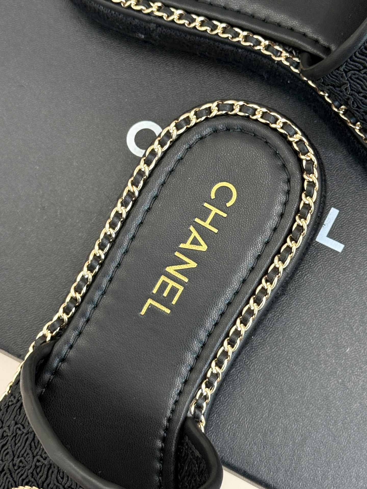 
CHANE*｜小香25C春夏新品度假
厚底链条双C拖鞋
这一季度假凉拖系列真的超美！
搭配链条双C五金