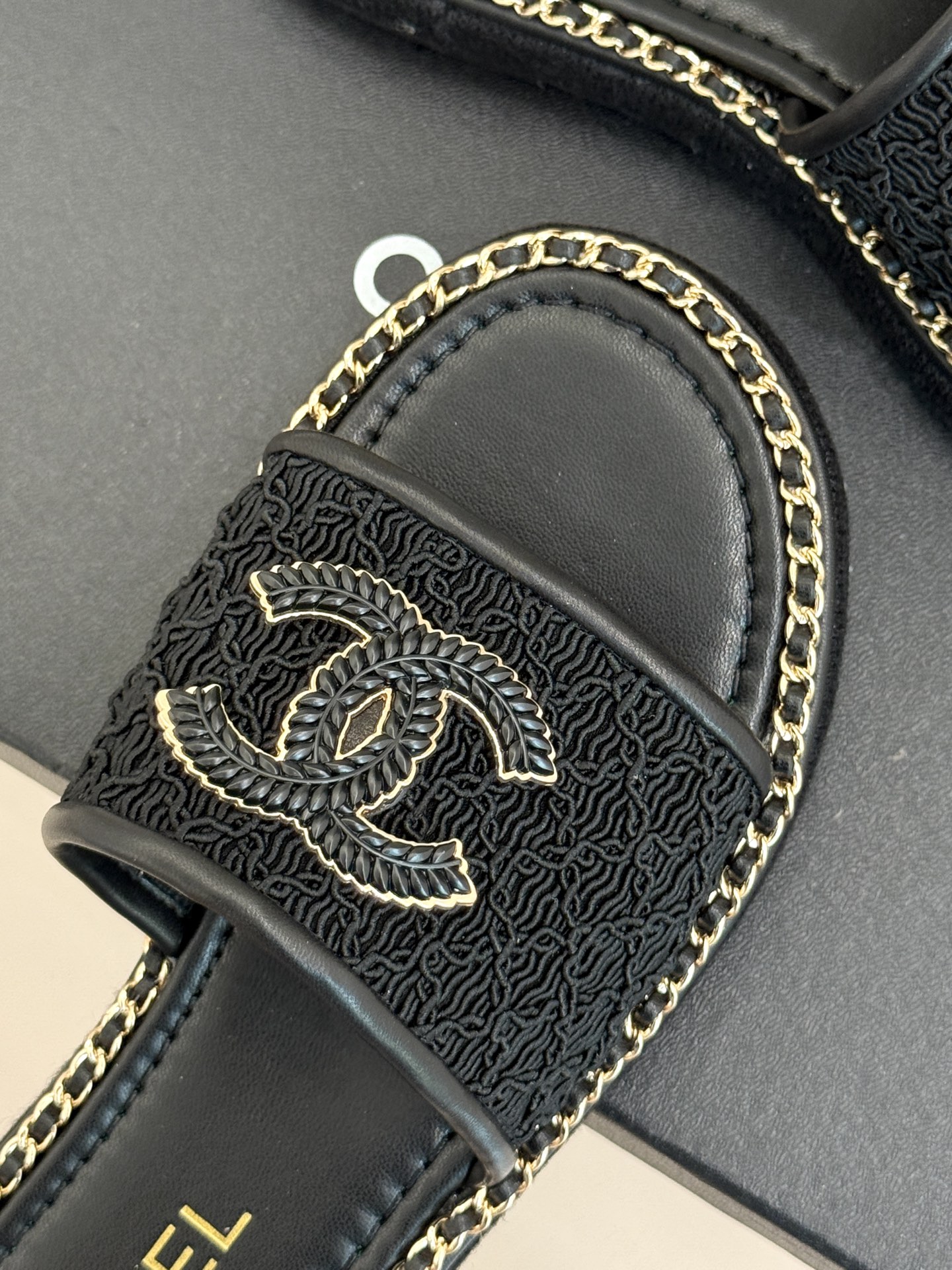 
CHANE*｜小香25C春夏新品度假
厚底链条双C拖鞋
这一季度假凉拖系列真的超美！
搭配链条双C五金