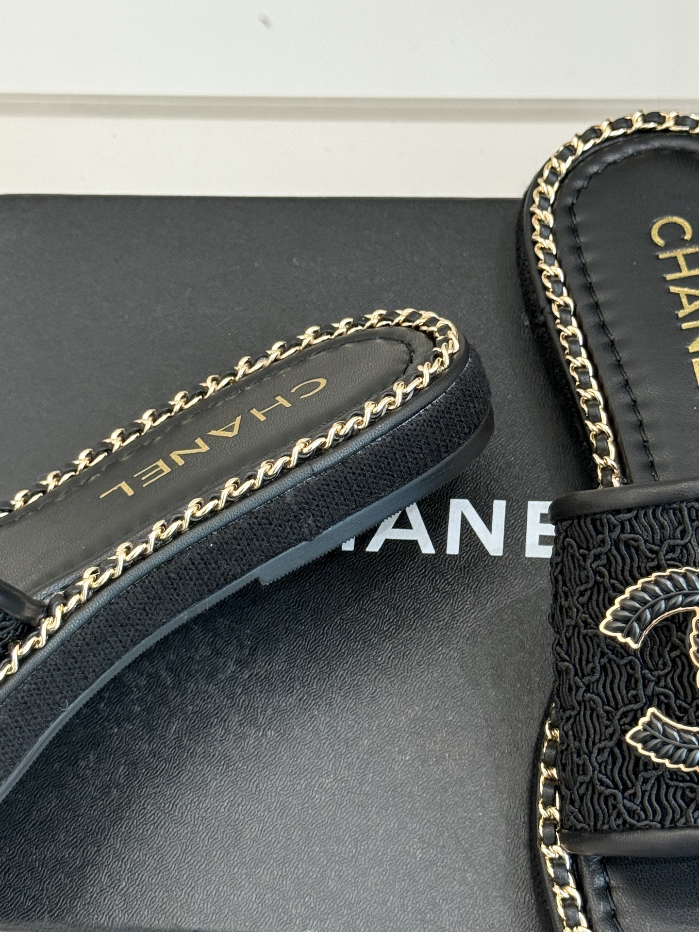 
CHANE*｜小香25C春夏新品度假
厚底链条双C拖鞋
这一季度假凉拖系列真的超美！
搭配链条双C五金
