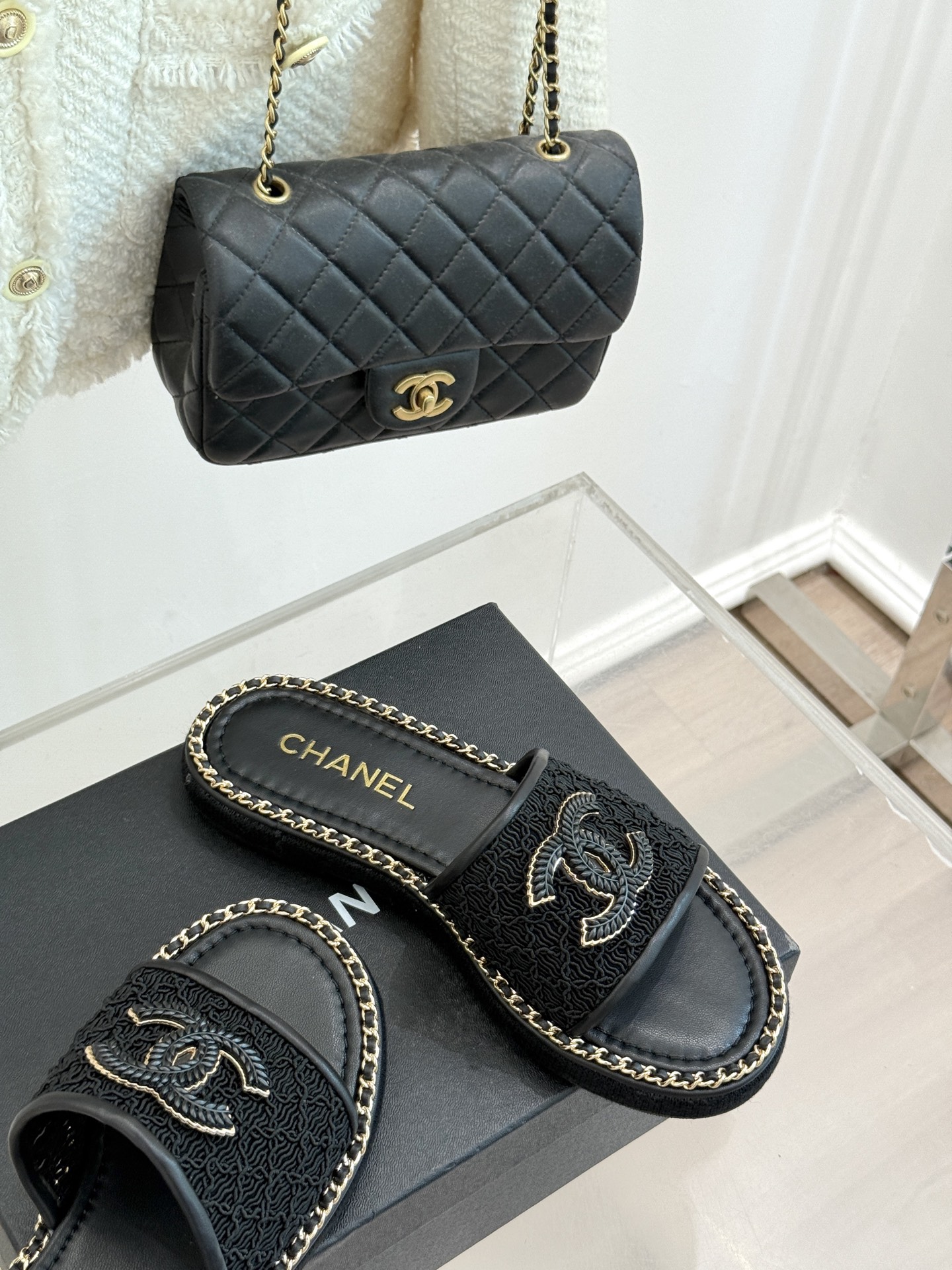 
CHANE*｜小香25C春夏新品度假
厚底链条双C拖鞋
这一季度假凉拖系列真的超美！
搭配链条双C五金