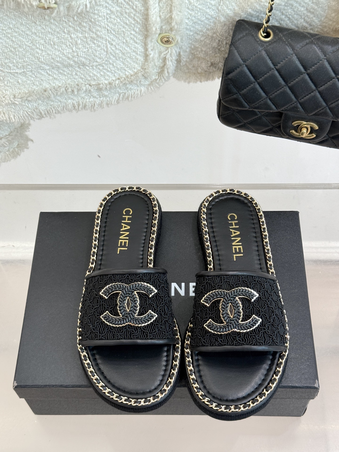 
CHANE*｜小香25C春夏新品度假
厚底链条双C拖鞋
这一季度假凉拖系列真的超美！
搭配链条双C五金