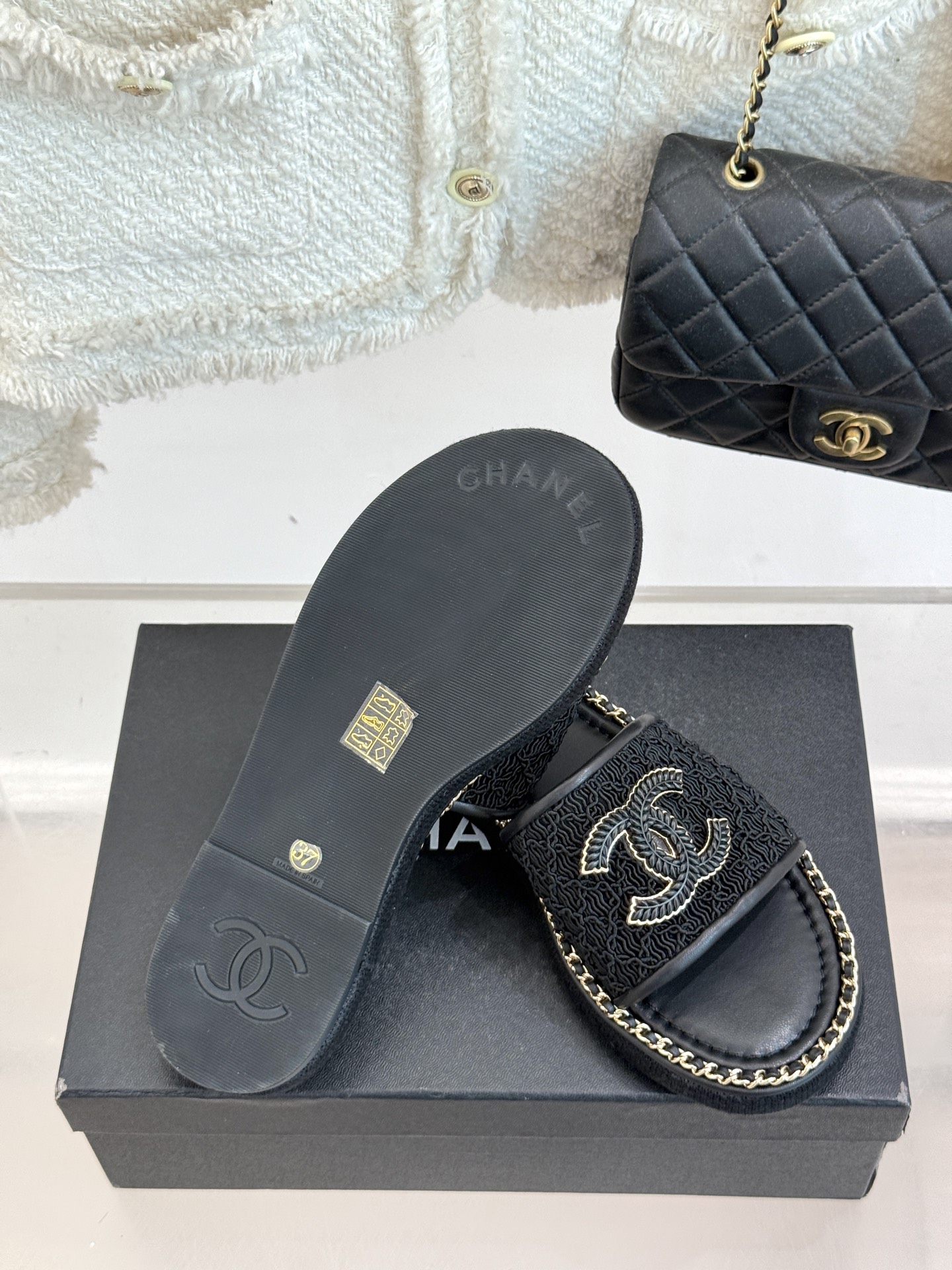 
CHANE*｜小香25C春夏新品度假
厚底链条双C拖鞋
这一季度假凉拖系列真的超美！
搭配链条双C五金