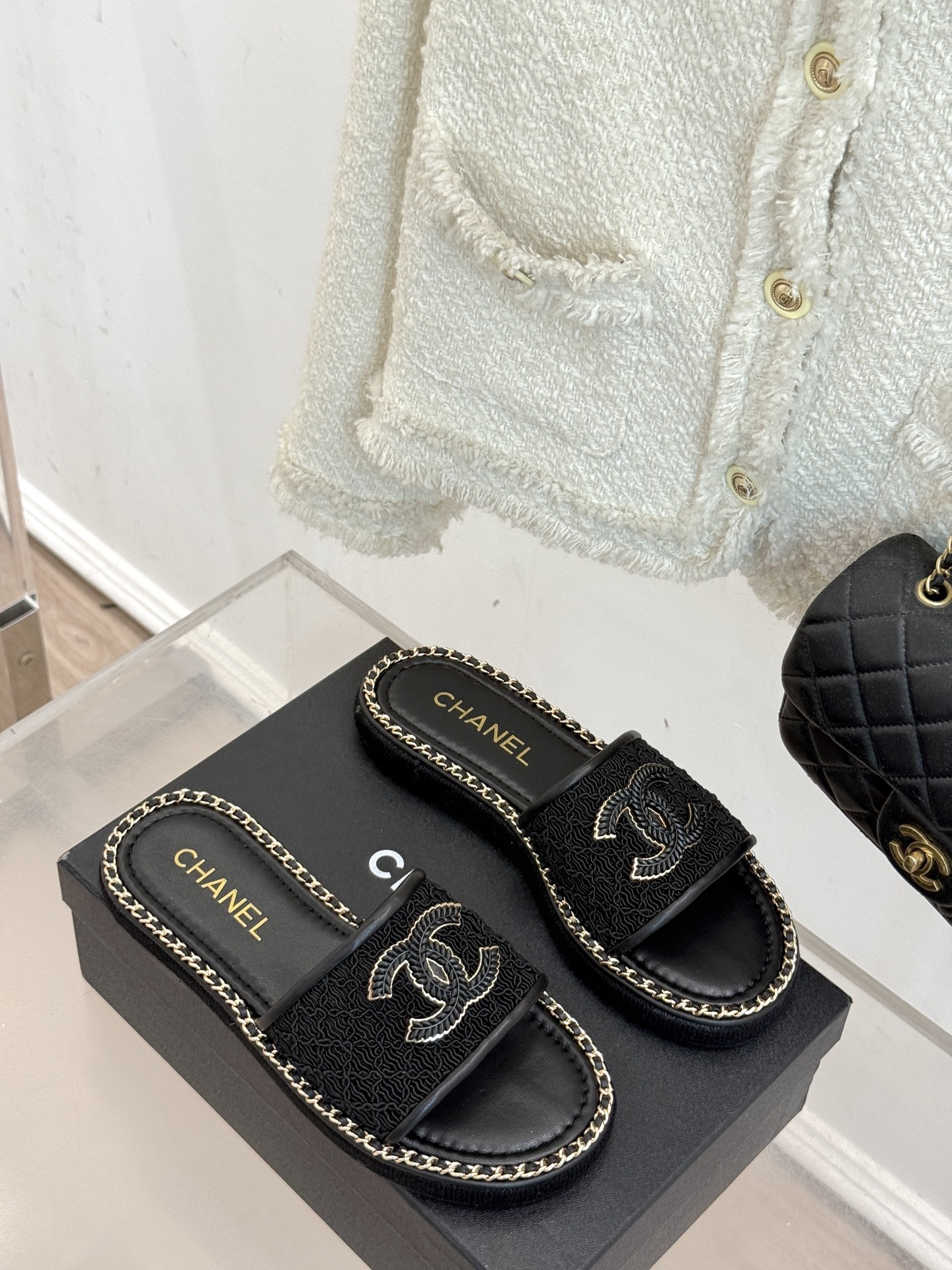 
CHANE*｜小香25C春夏新品度假
厚底链条双C拖鞋
这一季度假凉拖系列真的超美！
搭配链条双C五金
