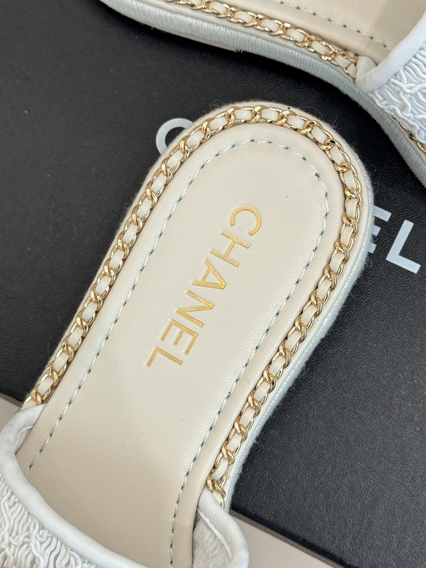 
CHANE*｜小香25C春夏新品度假
厚底链条双C拖鞋
这一季度假凉拖系列真的超美！
搭配链条双C五金
