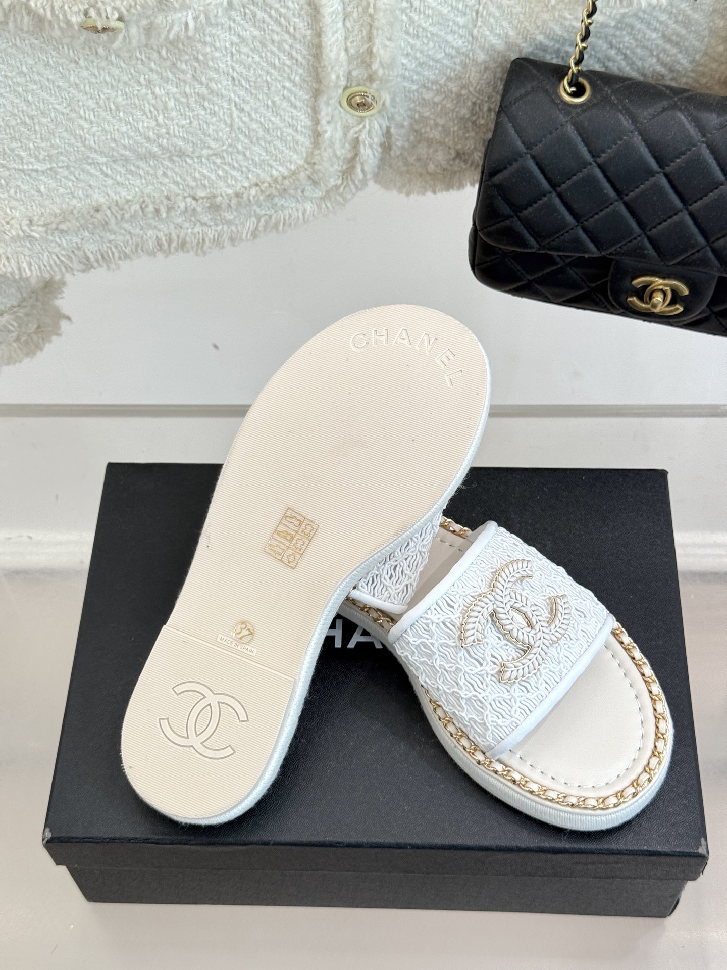 
CHANE*｜小香25C春夏新品度假
厚底链条双C拖鞋
这一季度假凉拖系列真的超美！
搭配链条双C五金