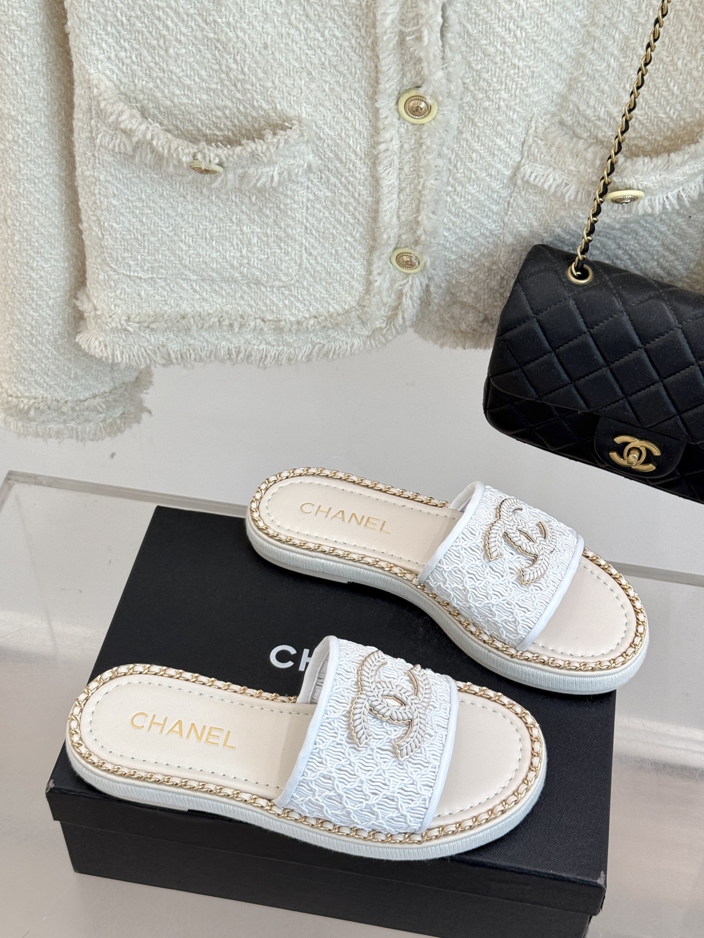
CHANE*｜小香25C春夏新品度假
厚底链条双C拖鞋
这一季度假凉拖系列真的超美！
搭配链条双C五金
