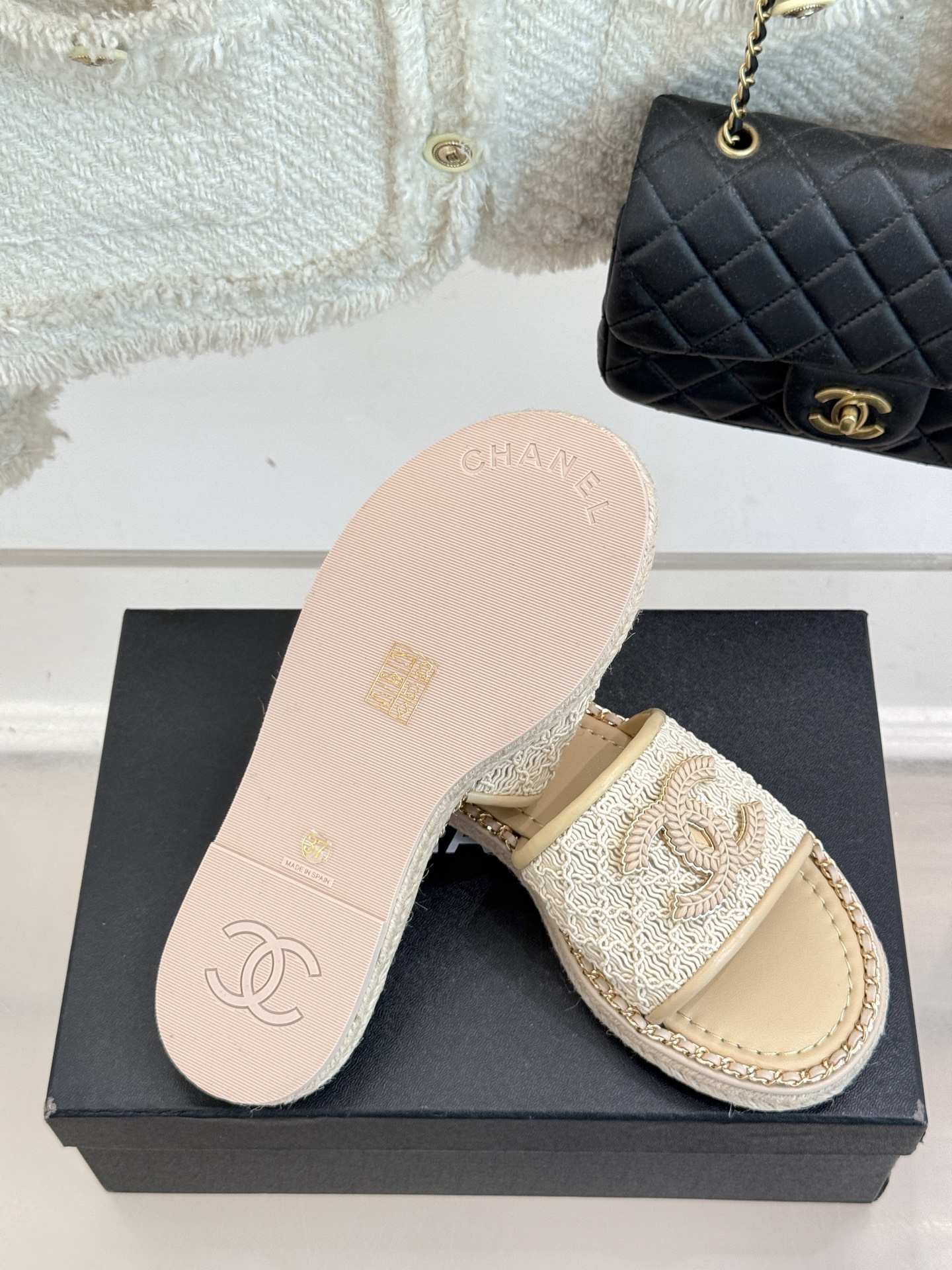 
CHANE*｜小香25C春夏新品度假
厚底链条双C拖鞋
这一季度假凉拖系列真的超美！
搭配链条双C五金