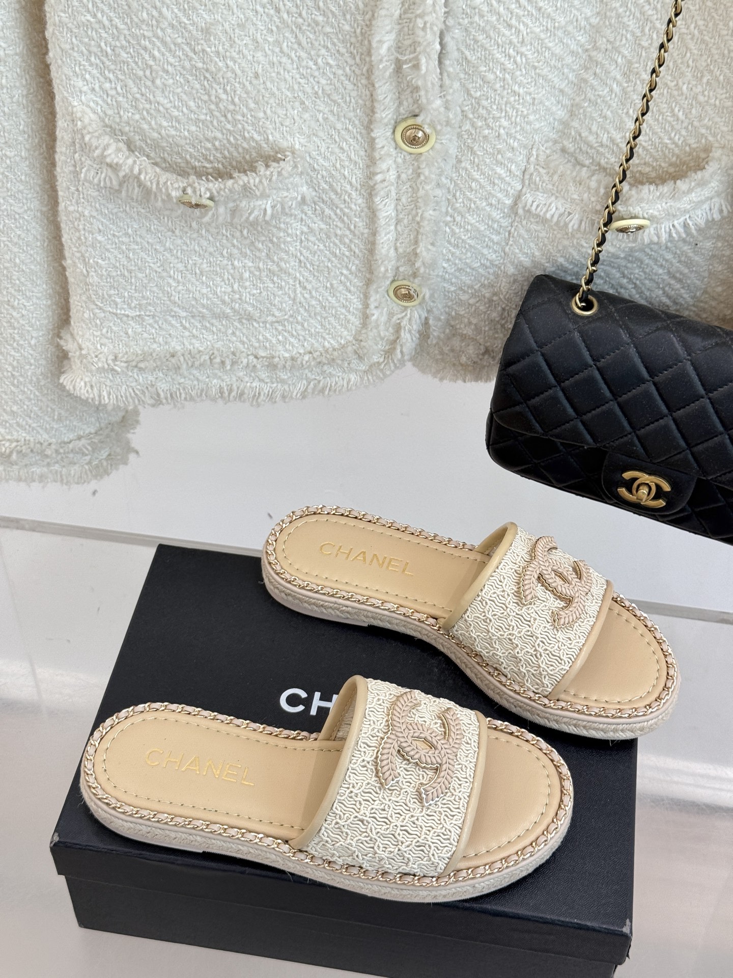 
CHANE*｜小香25C春夏新品度假
厚底链条双C拖鞋
这一季度假凉拖系列真的超美！
搭配链条双C五金