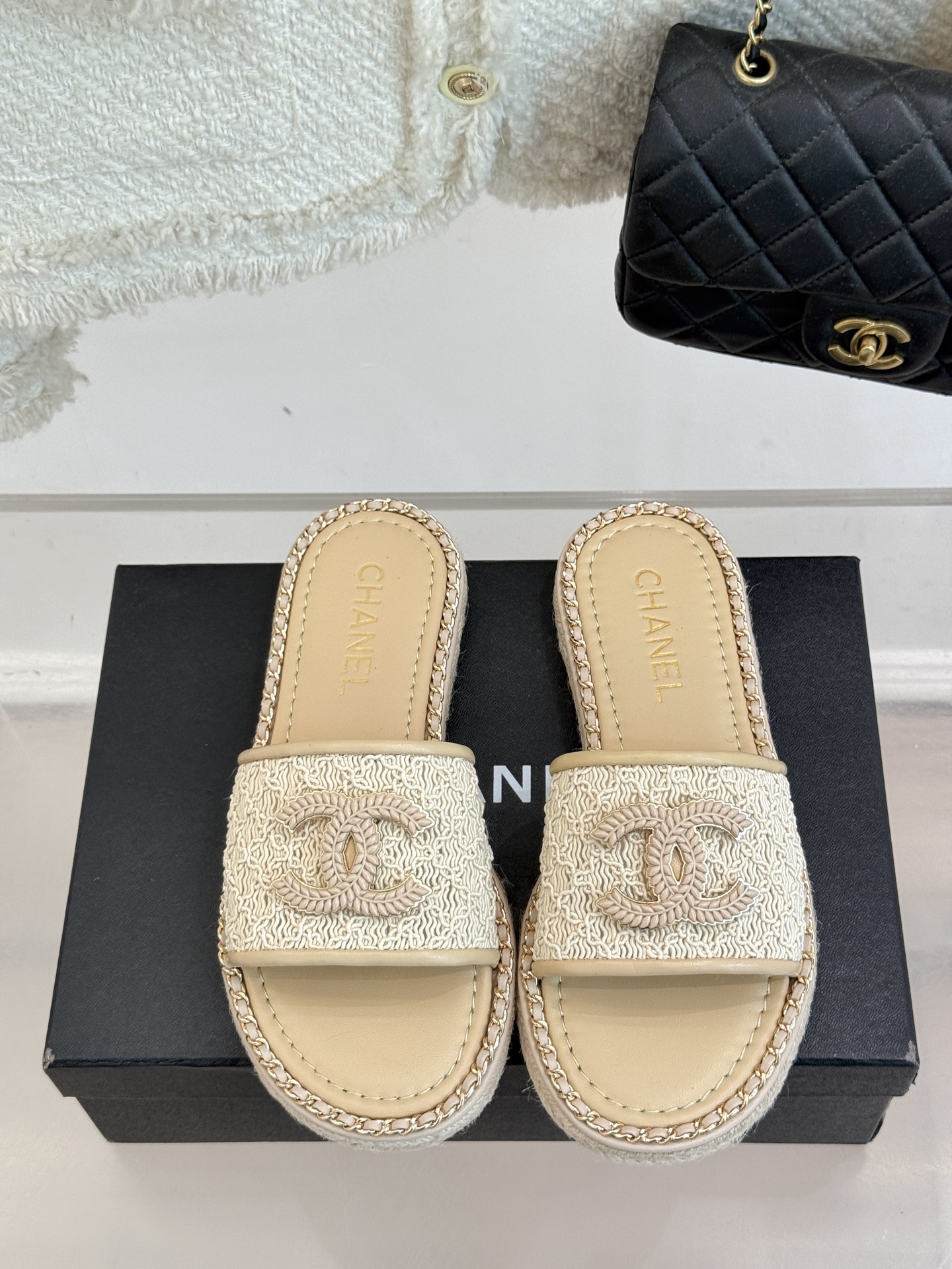 
CHANE*｜小香25C春夏新品度假
厚底链条双C拖鞋
这一季度假凉拖系列真的超美！
搭配链条双C五金