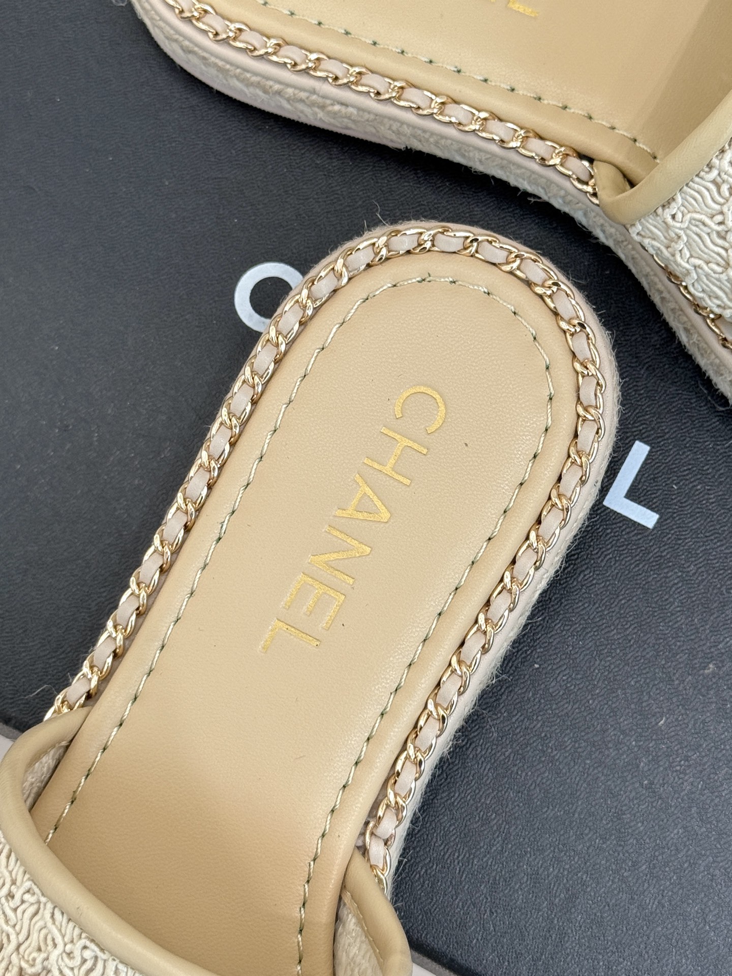 
CHANE*｜小香25C春夏新品度假
厚底链条双C拖鞋
这一季度假凉拖系列真的超美！
搭配链条双C五金