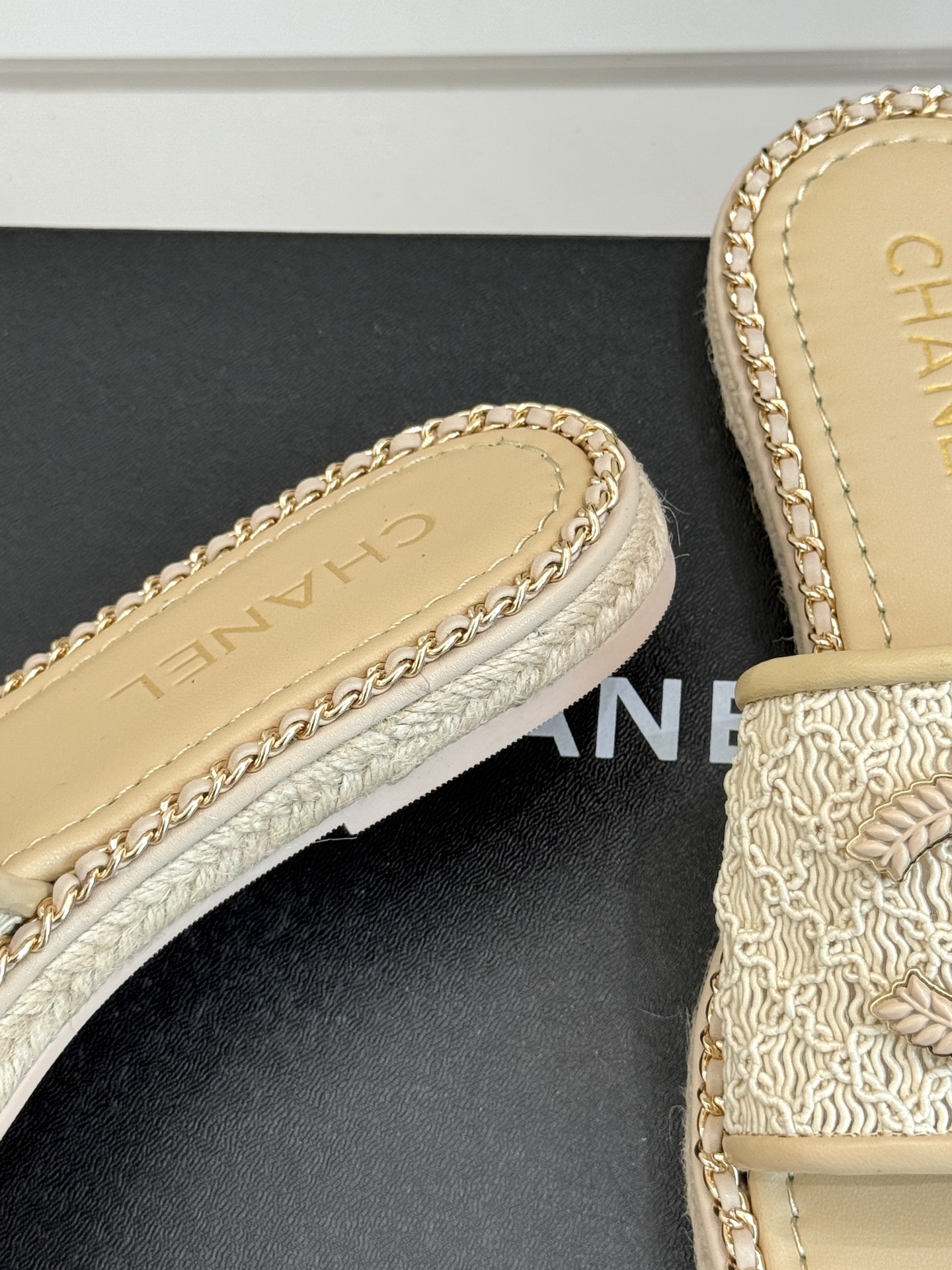
CHANE*｜小香25C春夏新品度假
厚底链条双C拖鞋
这一季度假凉拖系列真的超美！
搭配链条双C五金