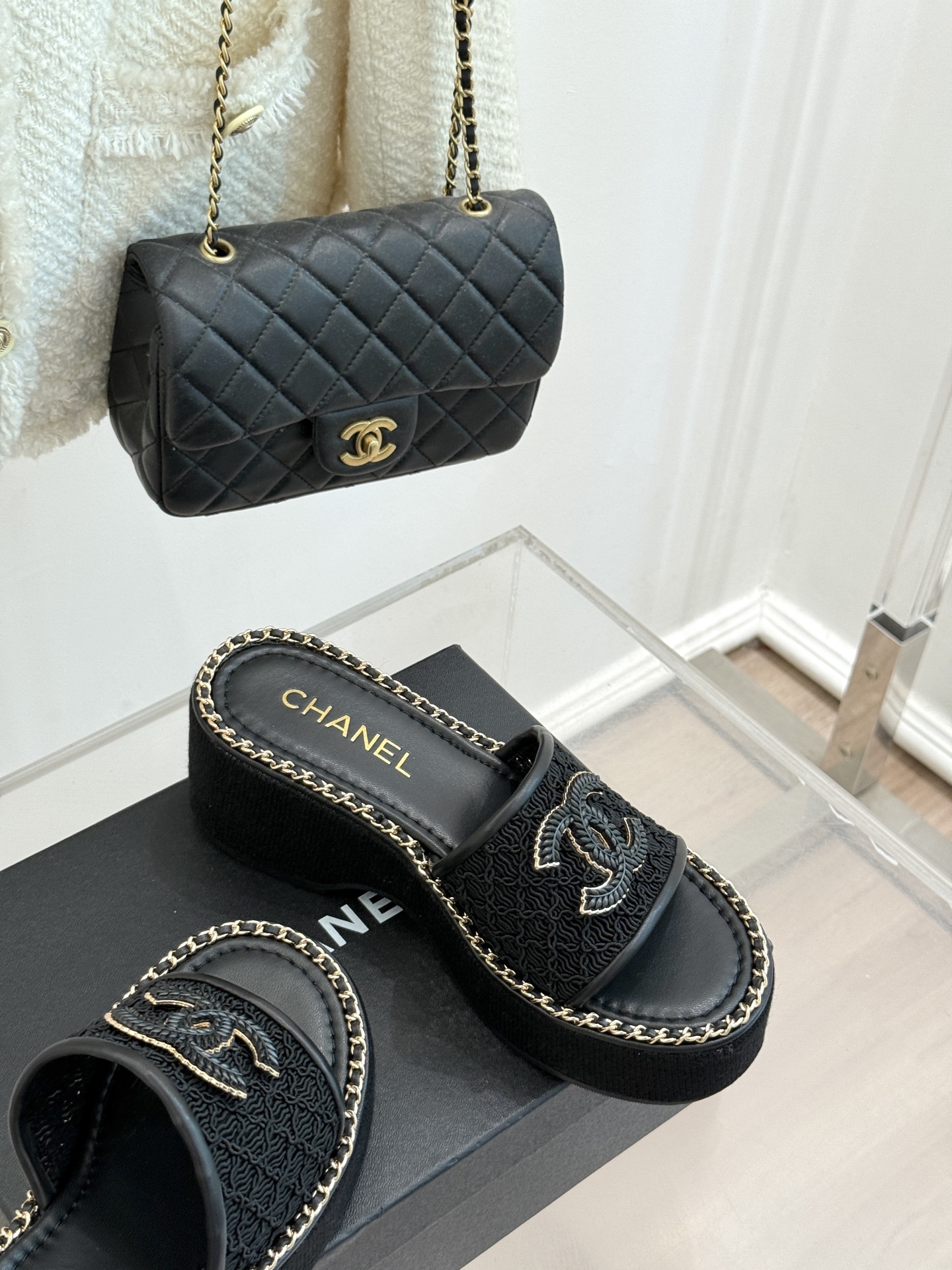 
CHANE*｜小香25C春夏新品度假
厚底链条双C拖鞋
这一季度假凉拖系列真的超美！
搭配链条双C五金